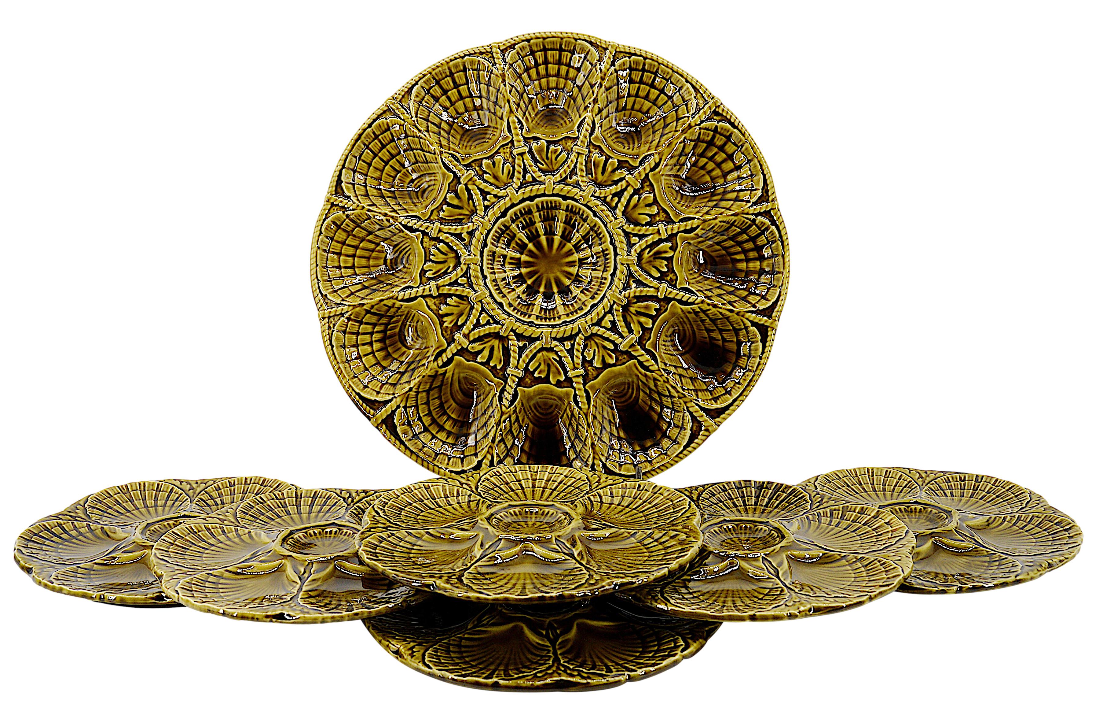 French art ceramic oyster set by Sarreguemines, France, ca.1970. Set composed of a platter and 6 plates in excellent condition. Measurements : Platter - Diameter : 37.5cm - 14.8 inches, height : 3cm - 1.22 inch ; Plate - Diameter, : 23.5cm - 9.25