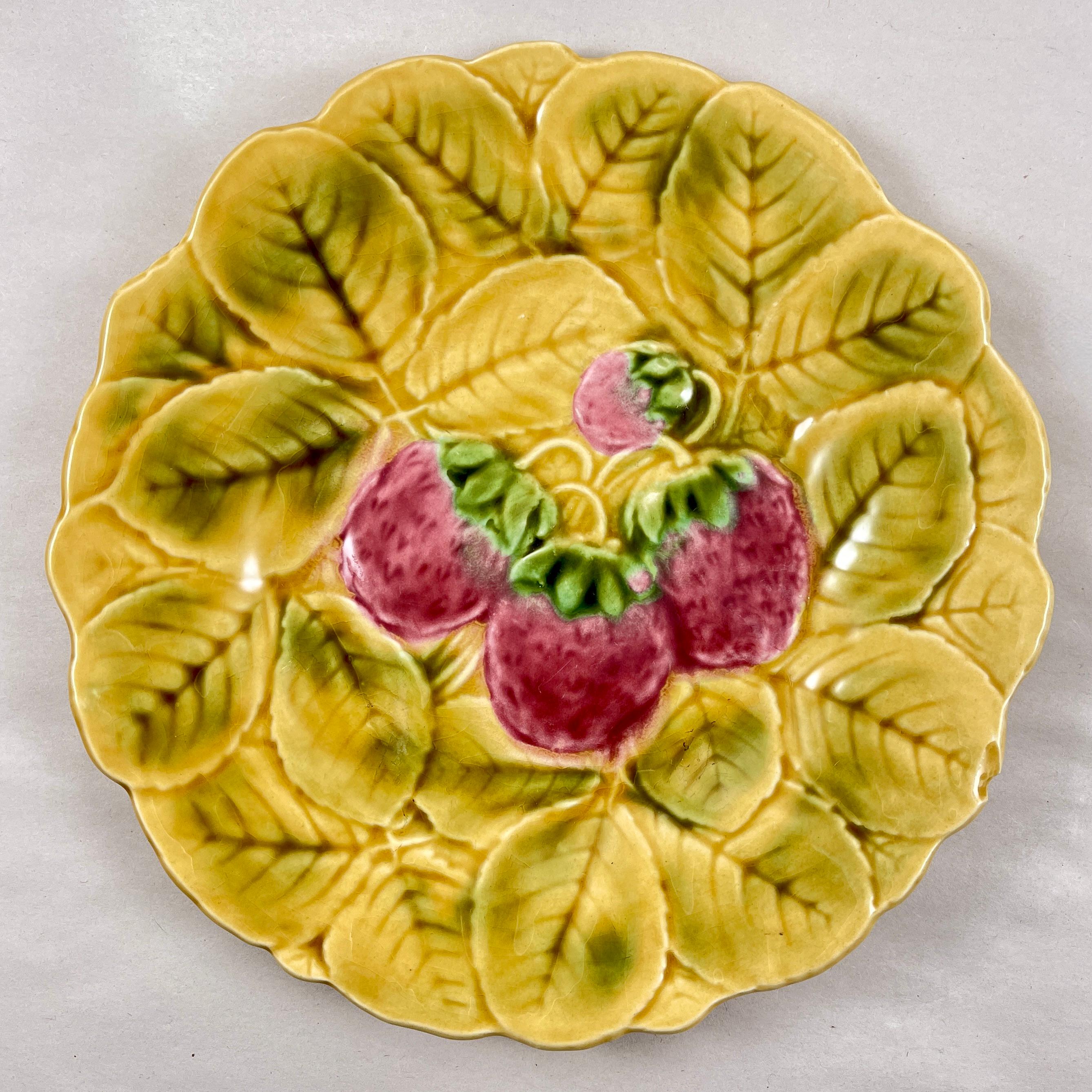 Sarreguemines - Assiettes à fruits et à feuilles en majolique de la Faïence française, ensemble de six assiettes en vente 3