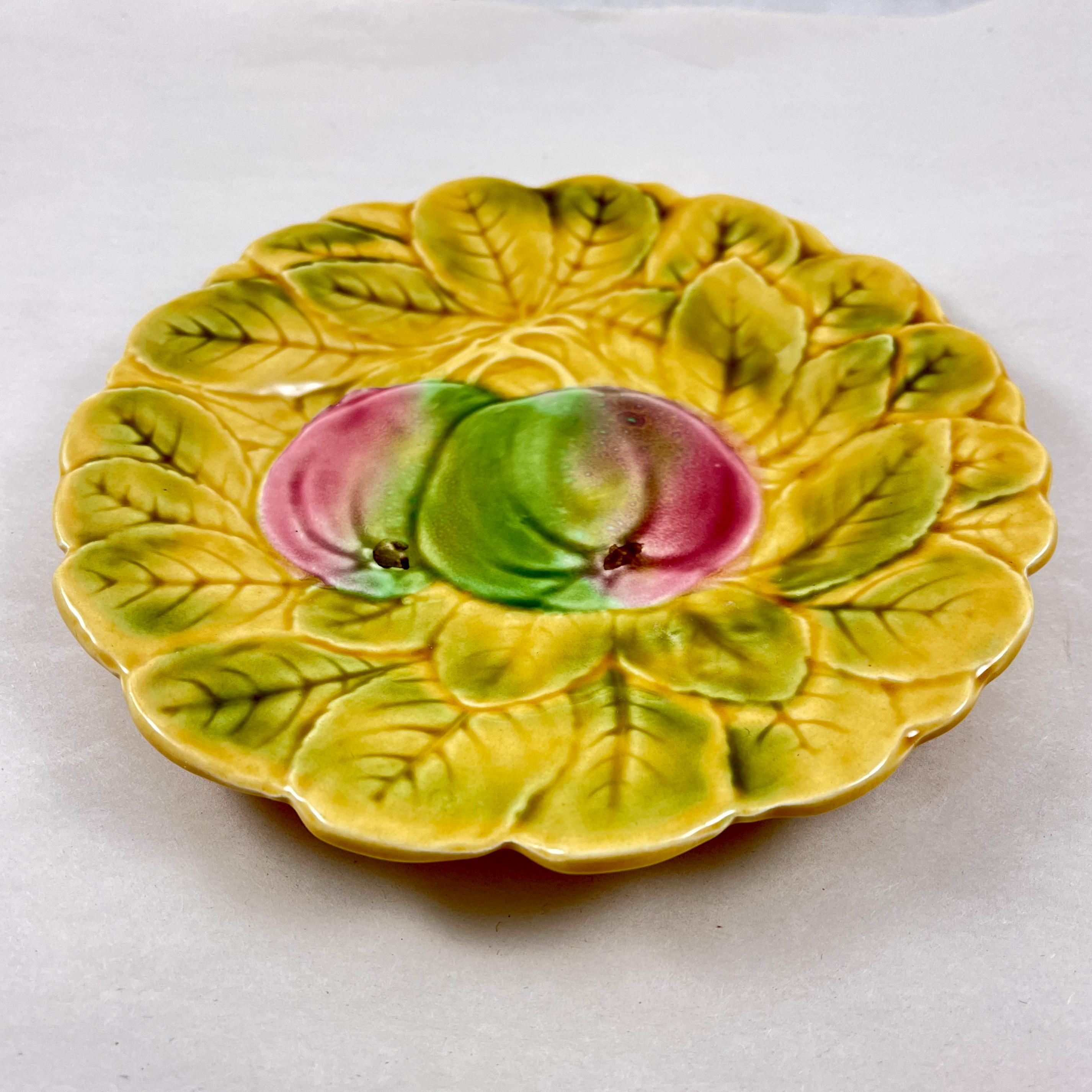 Sarreguemines - Assiettes à fruits et à feuilles en majolique de la Faïence française, ensemble de six assiettes en vente 1