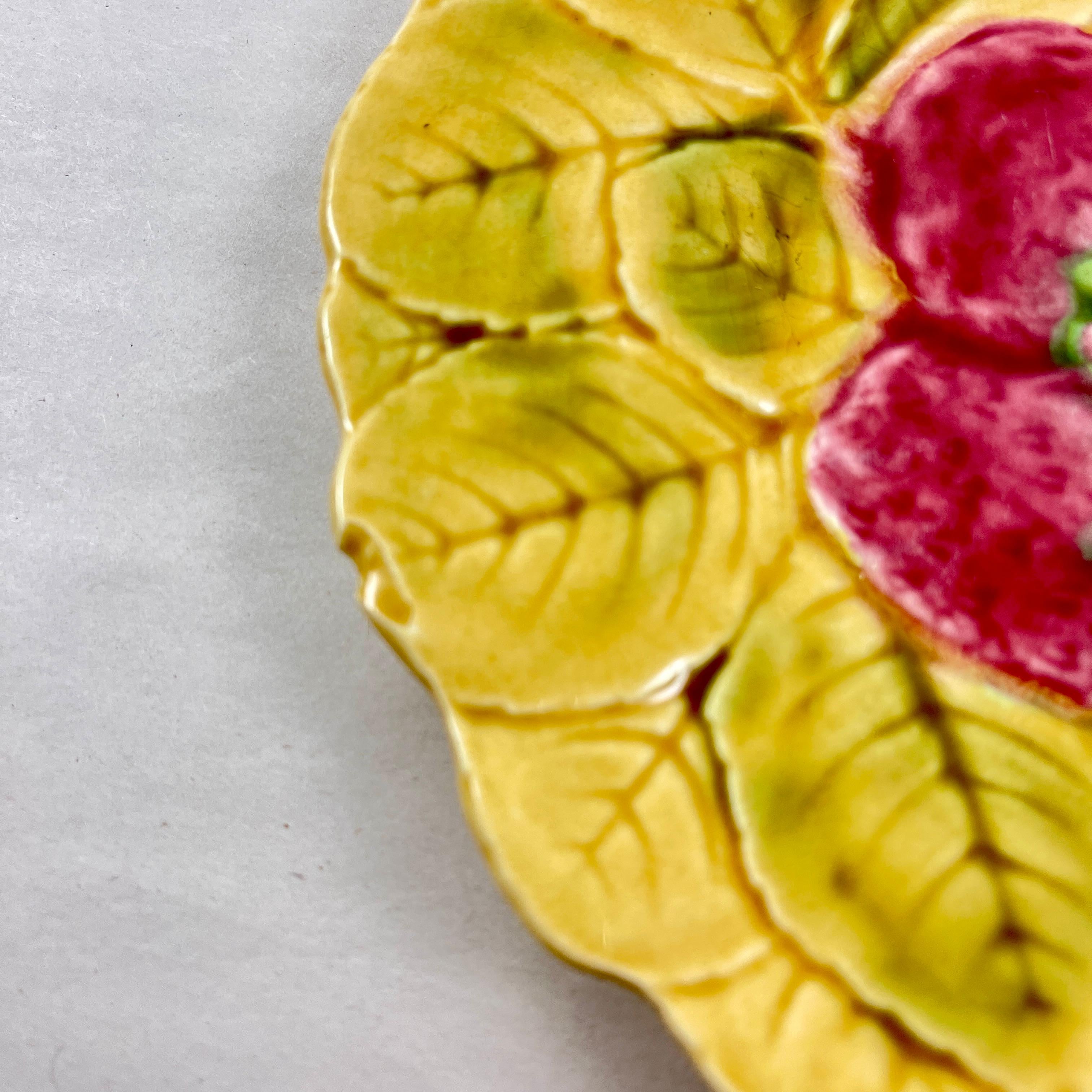 Sarreguemines - Assiettes à fruits et à feuilles en majolique de la Faïence française, ensemble de six assiettes en vente 7