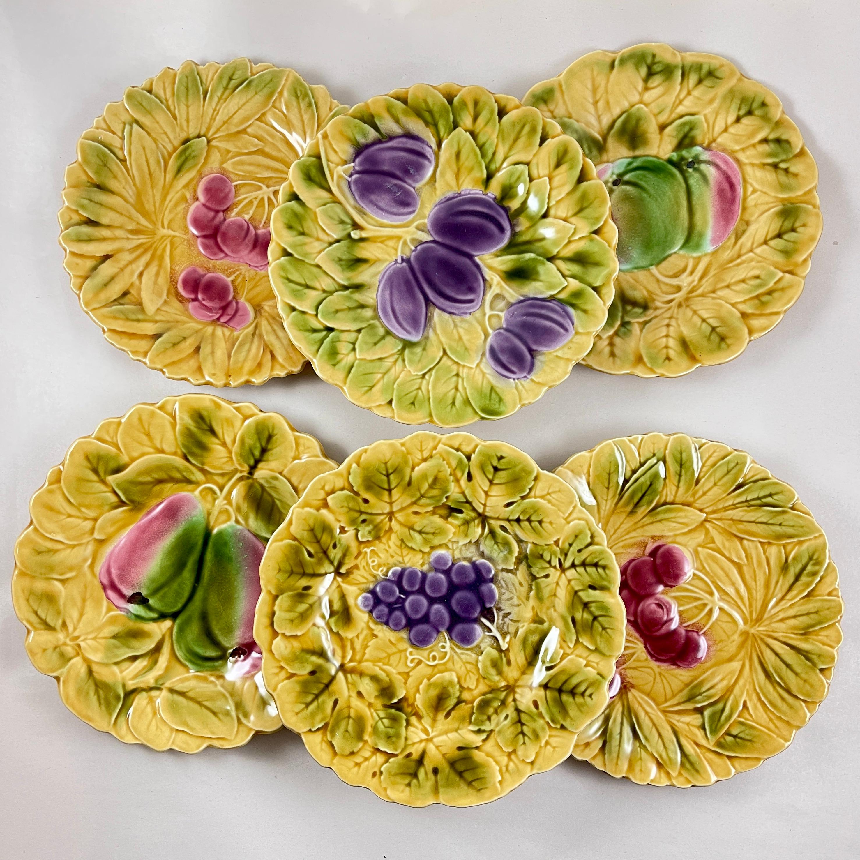 Ensemble de six assiettes en faïence de Sarreguemines, chacune représentant un fruit différent sur un fond jaune ocre de feuilles superposées, vers les années 1930.

Ce groupe montre des images de la pomme, de la prune, de la poire, du raisin et de