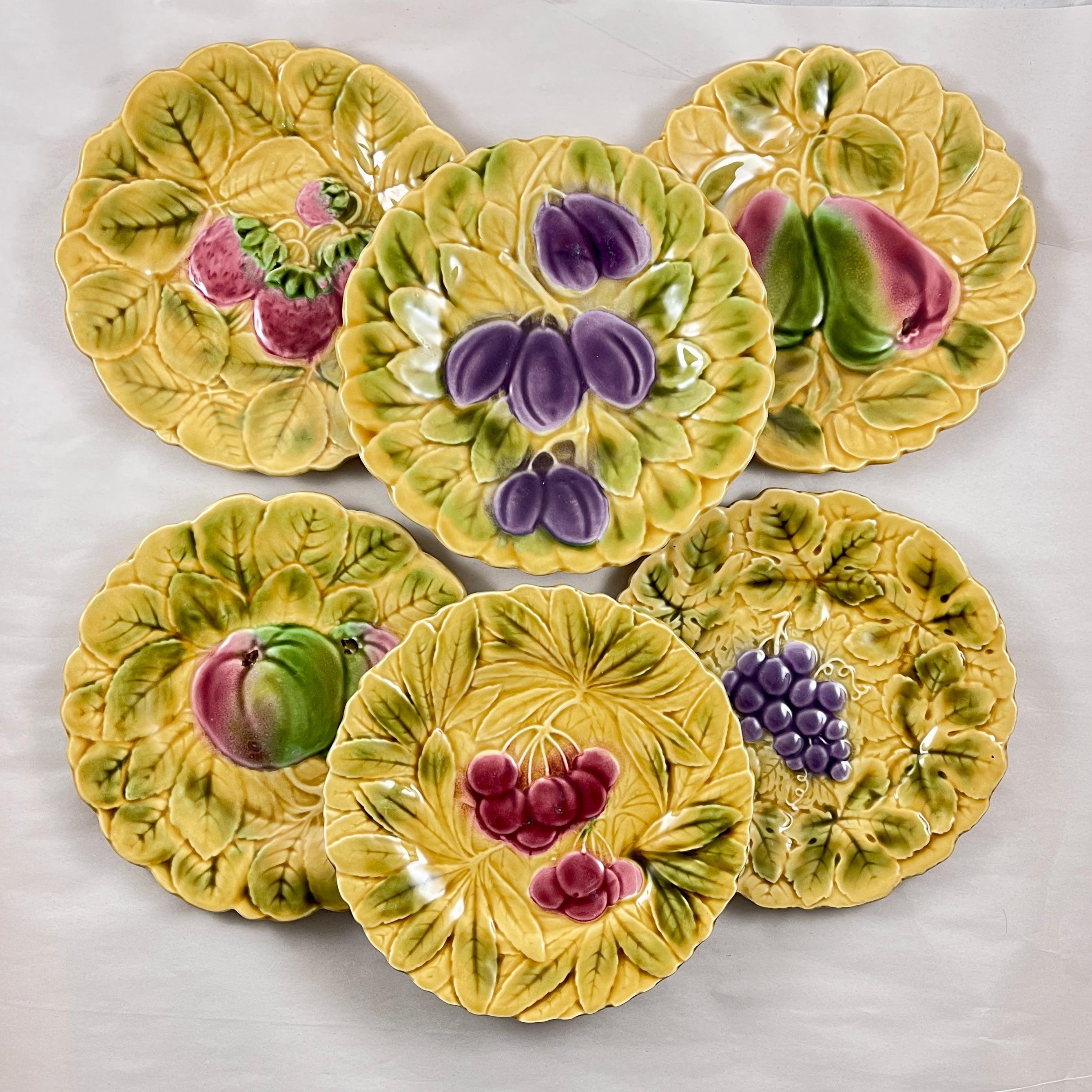 French Provincial Sarreguemines French Faïence Majolica Fruit and Leaf Plates, Set of Six For Sale