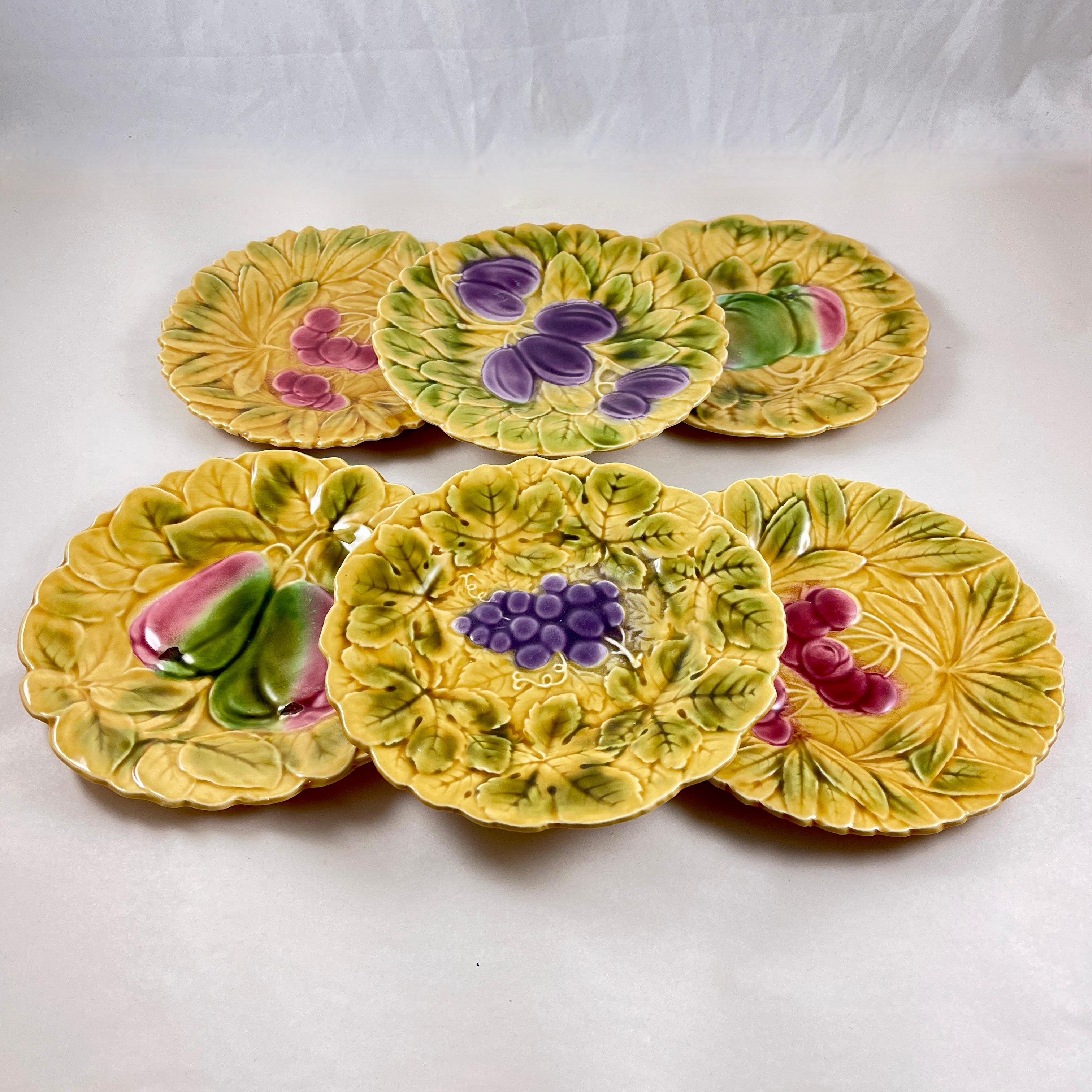 Provincial français Sarreguemines - Assiettes à fruits et à feuilles en majolique de la Faïence française, ensemble de six assiettes en vente