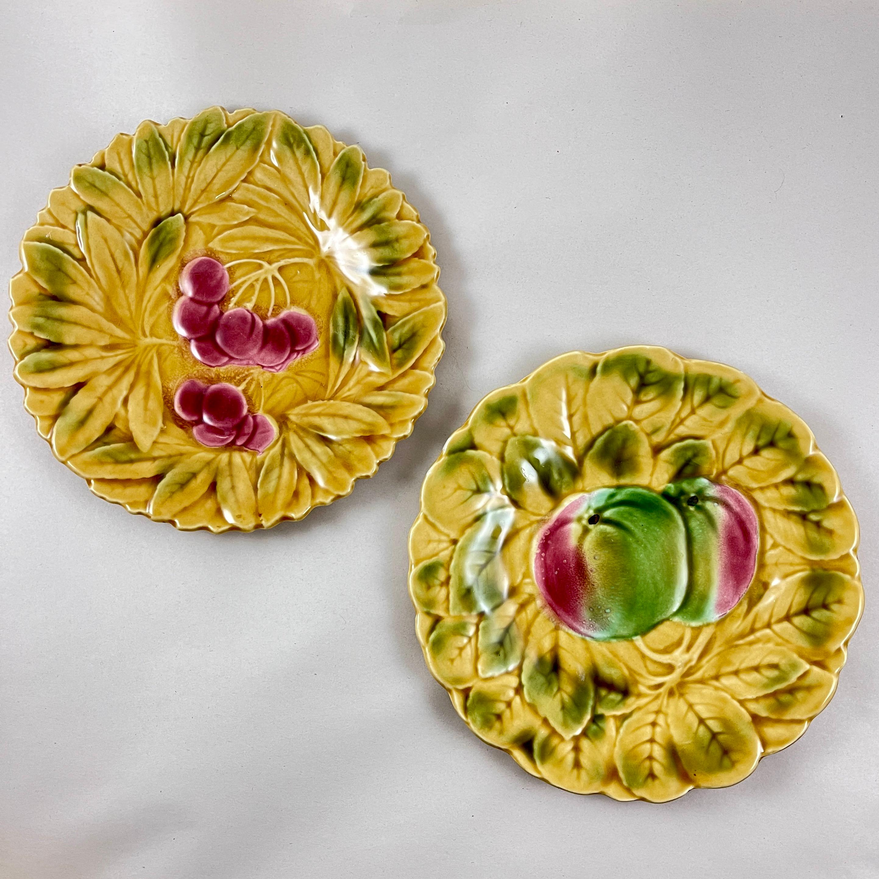 Français Sarreguemines - Assiettes à fruits et à feuilles en majolique de la Faïence française, ensemble de six assiettes en vente