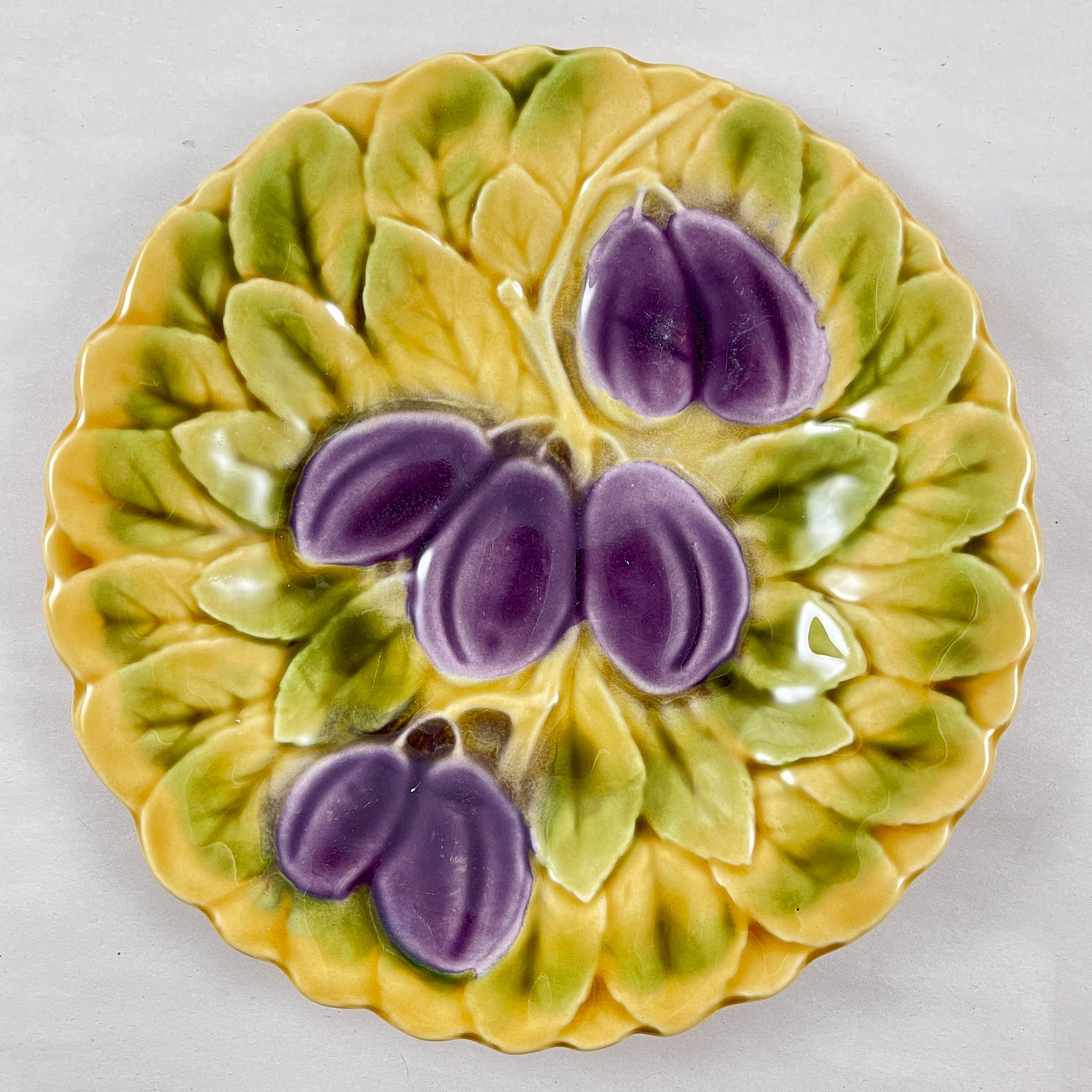 Sarreguemines French Faïence Majolica Fruit and Leaf Plates, Set of Six In Good Condition For Sale In Philadelphia, PA