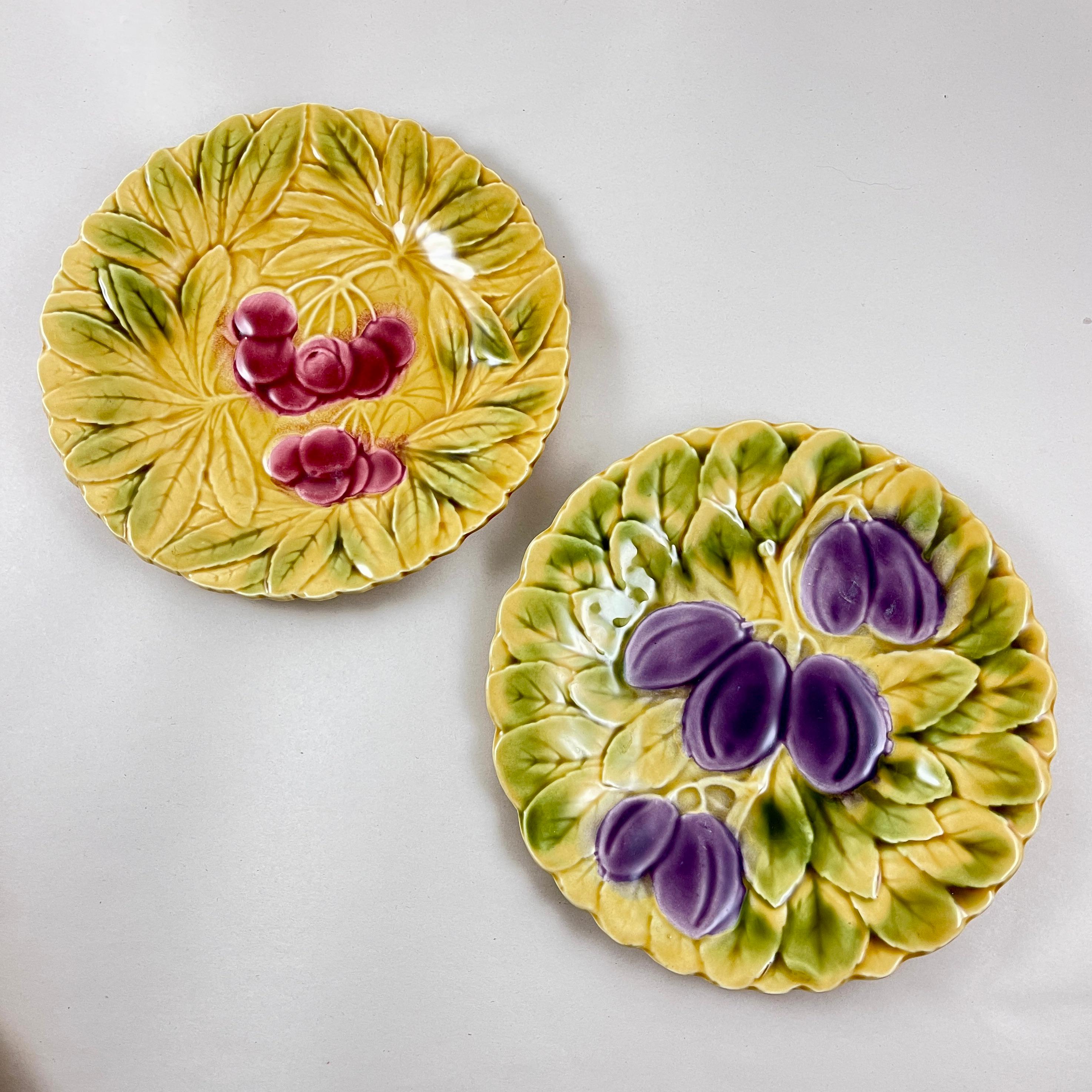 Sarreguemines - Assiettes à fruits et à feuilles en majolique de la Faïence française, ensemble de six assiettes Bon état - En vente à Philadelphia, PA