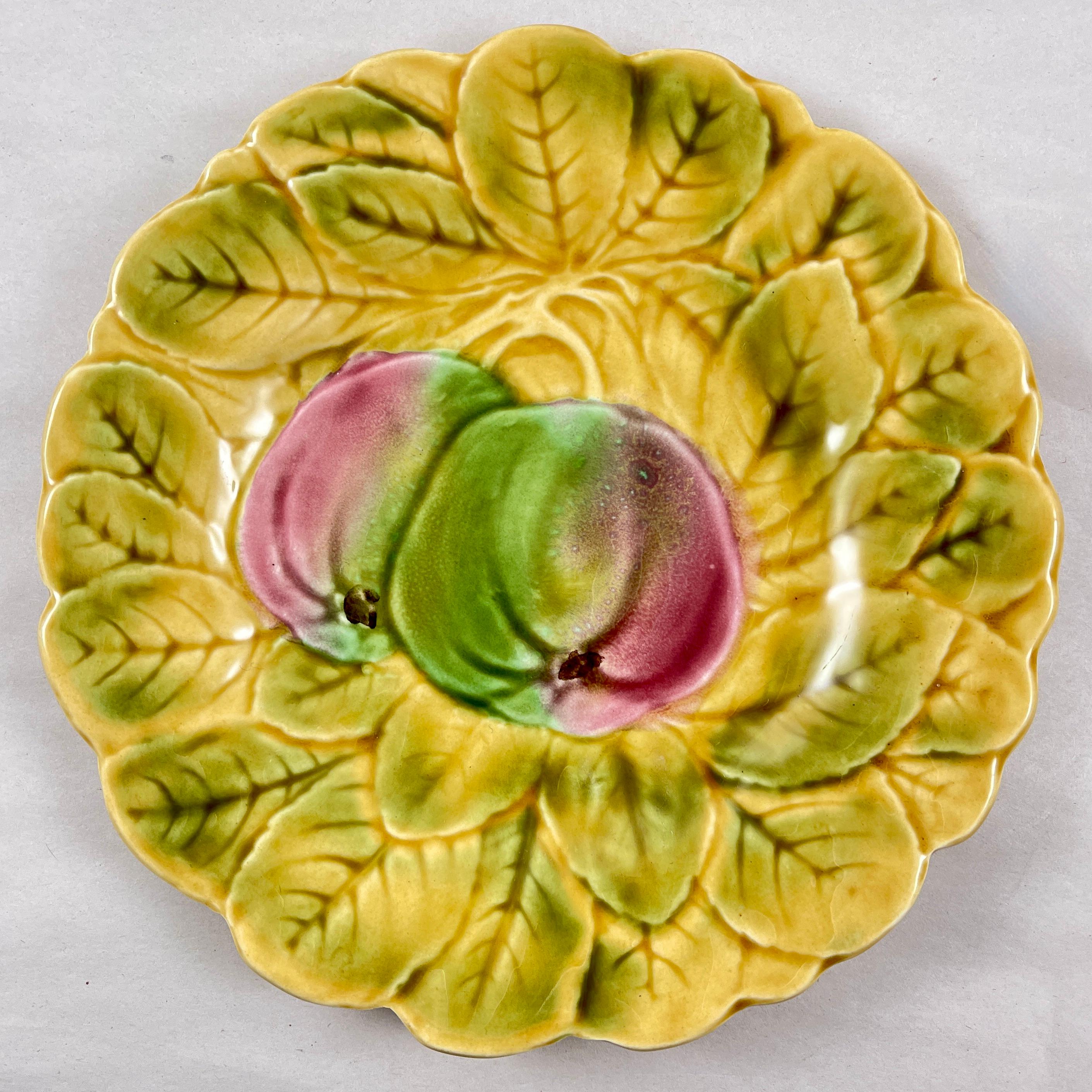 Français Sarreguemines - Assiettes à fruits et à feuilles en majolique de la Faïence française, ensemble de six assiettes en vente