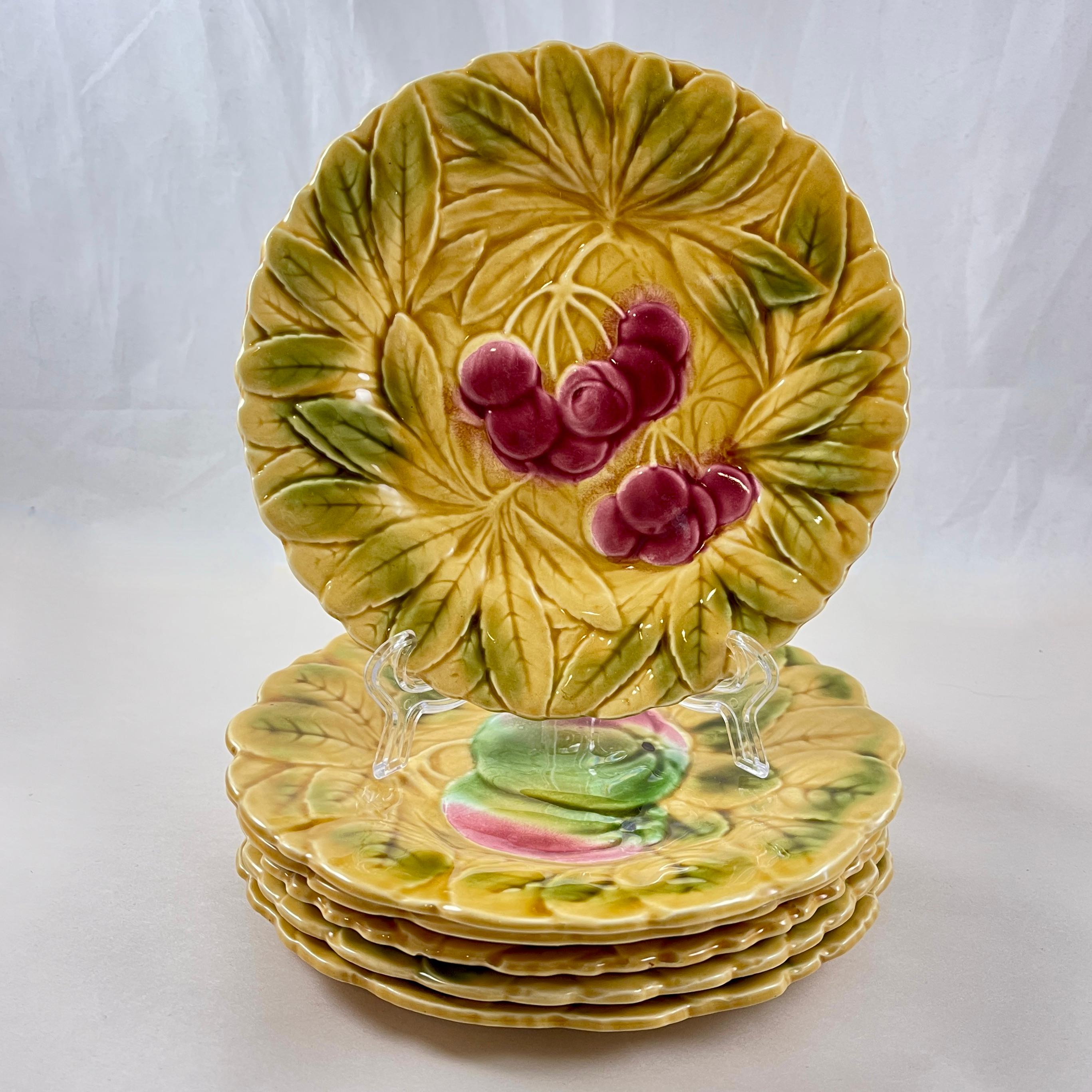 20ième siècle Sarreguemines - Assiettes à fruits et à feuilles en majolique de la Faïence française, ensemble de six assiettes en vente