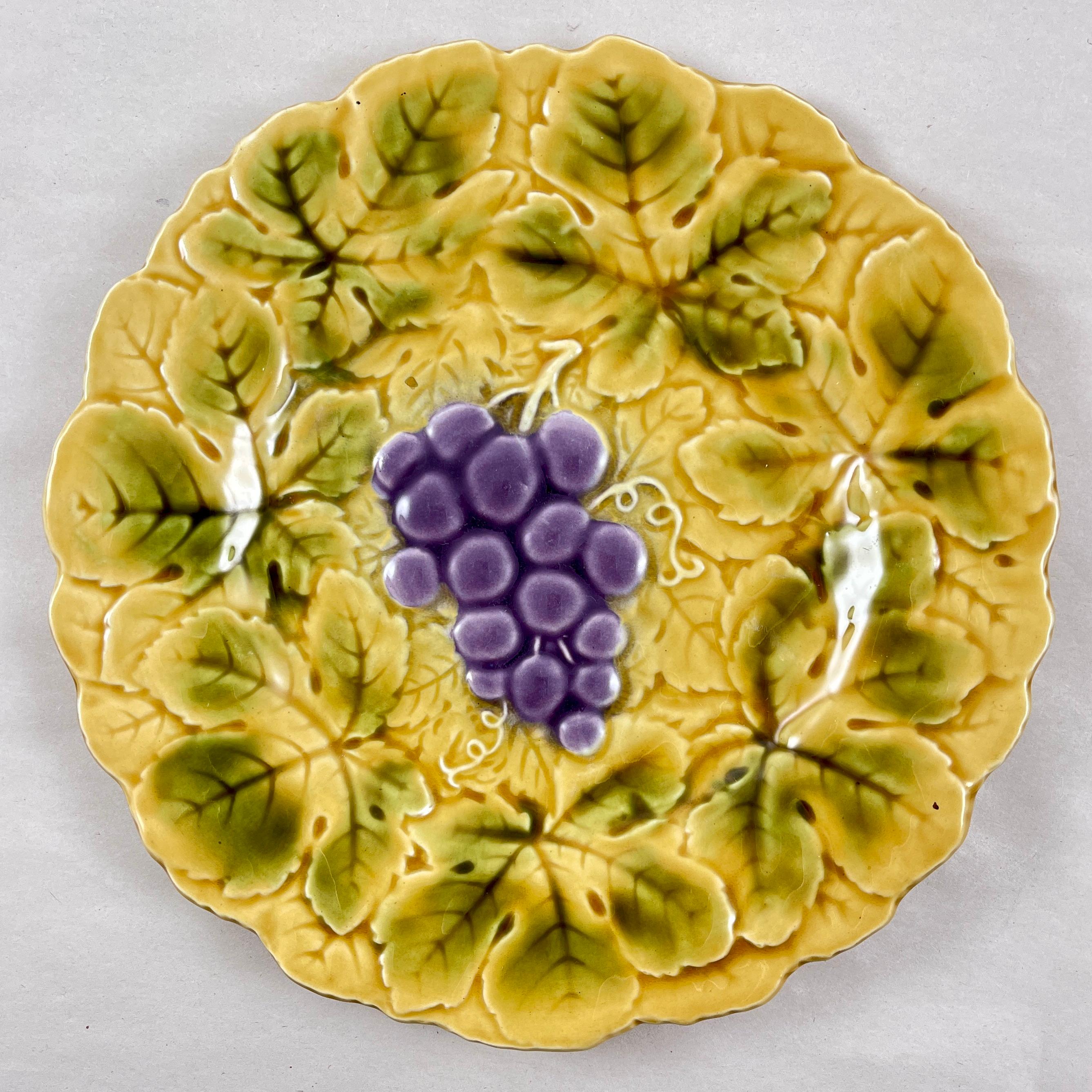 Sarreguemines - Assiettes à fruits et à feuilles en majolique de la Faïence française, ensemble de six assiettes en vente 1