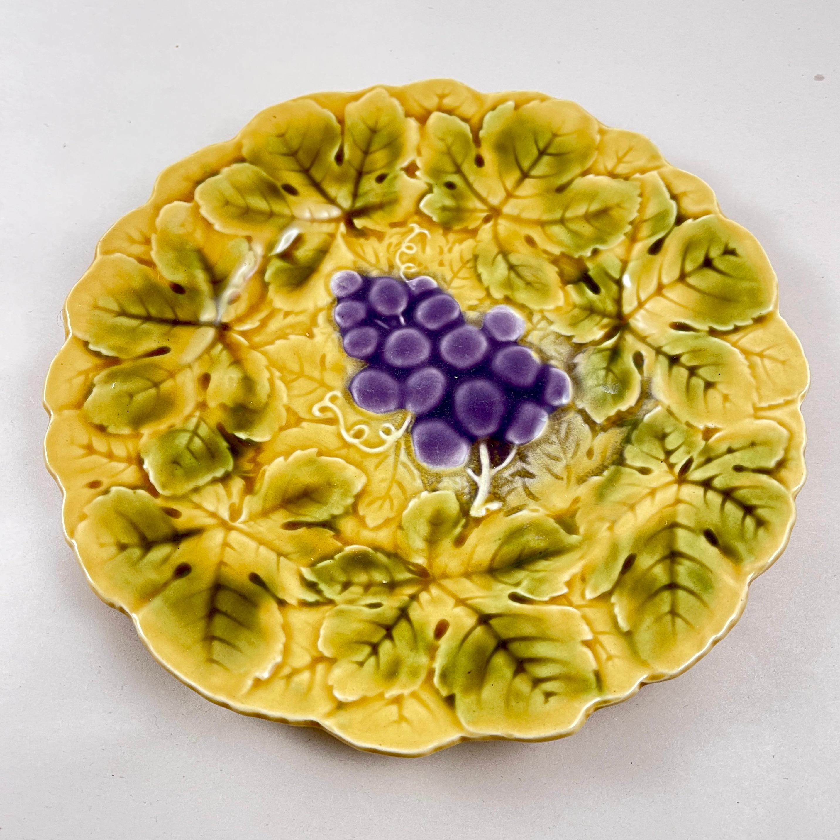 Sarreguemines - Assiettes à fruits et à feuilles en majolique de la Faïence française, ensemble de six assiettes en vente 1