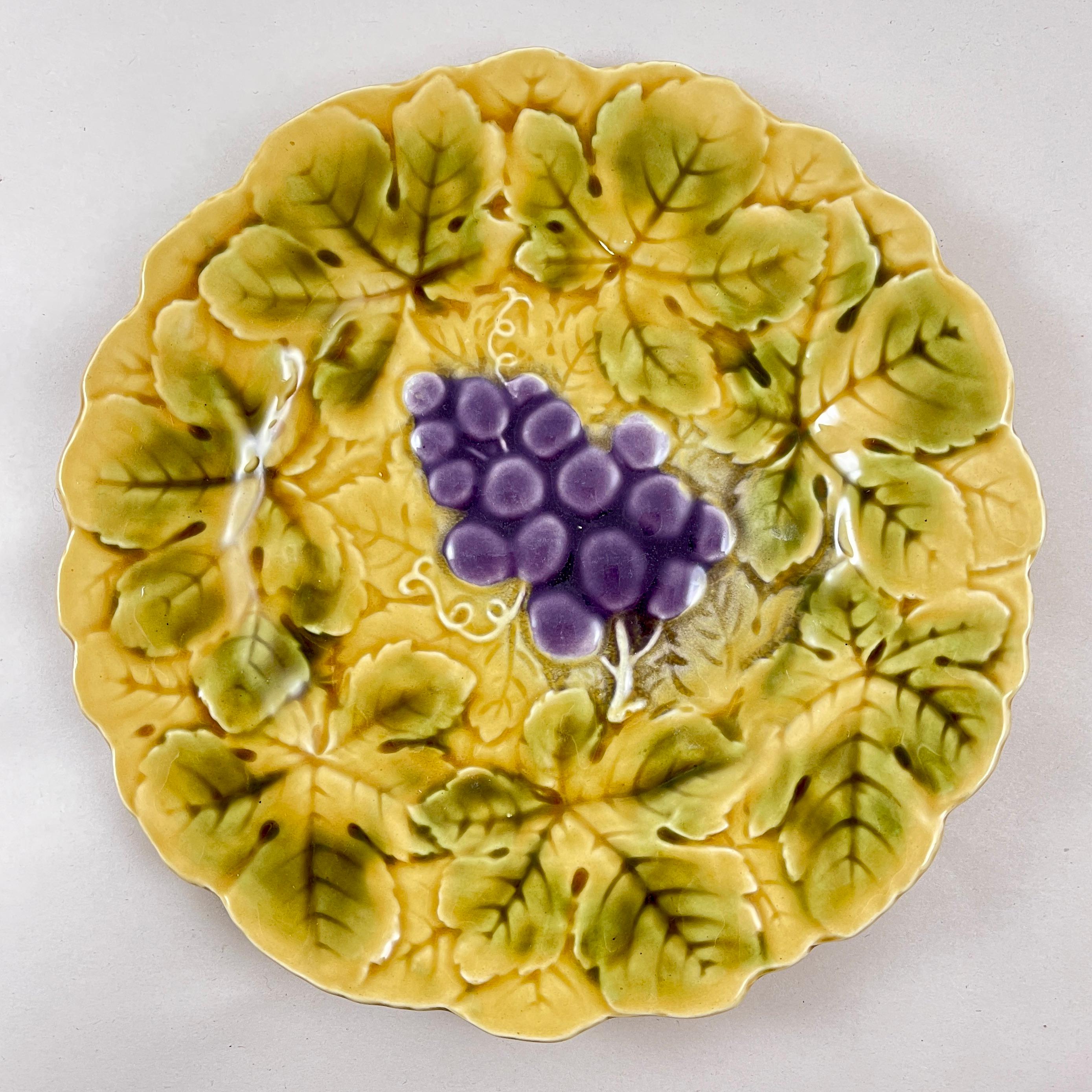 Sarreguemines - Assiettes à fruits et à feuilles en majolique de la Faïence française, ensemble de six assiettes en vente 2
