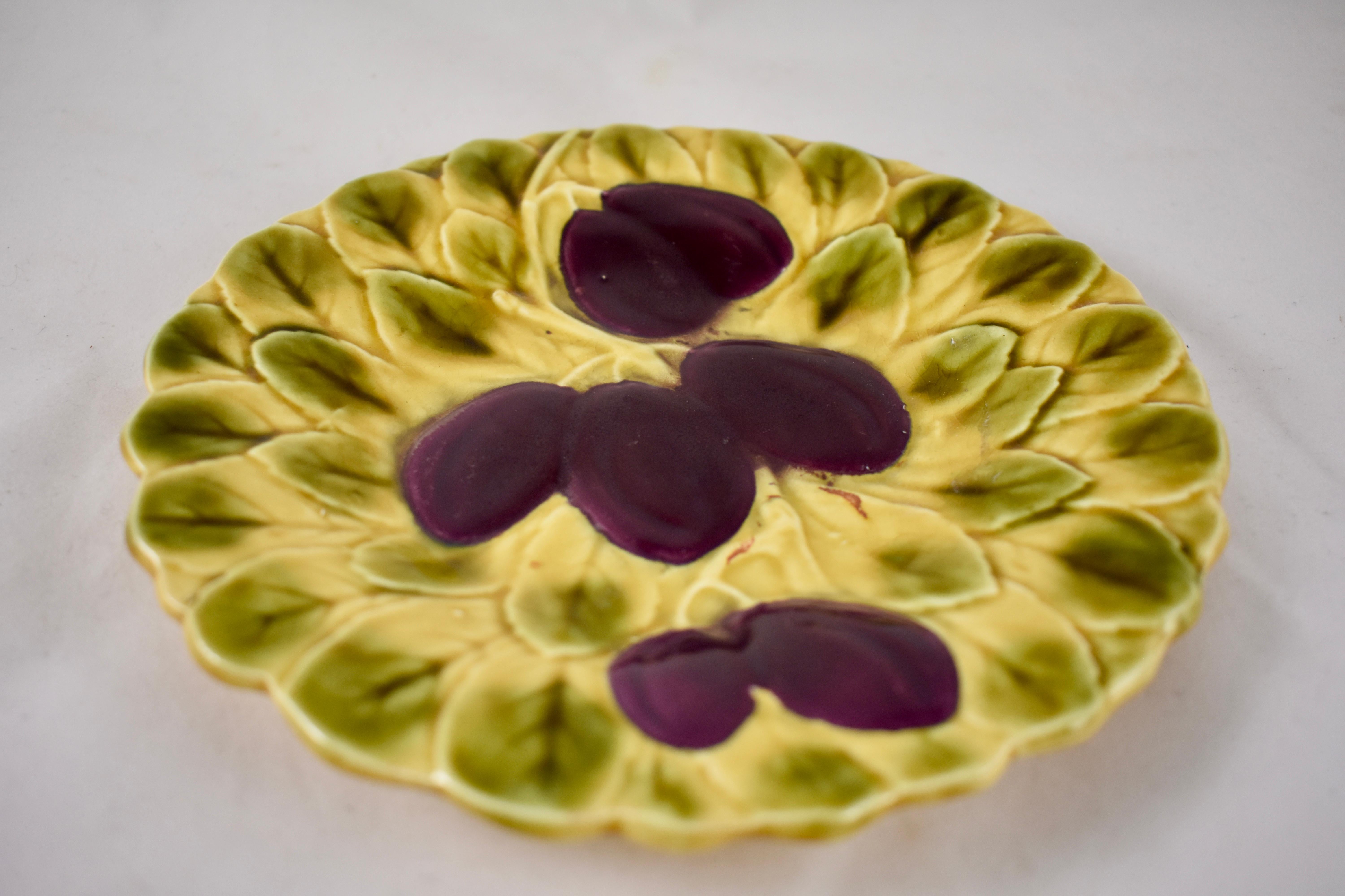 Mouvement esthétique Assiette à fruits et feuilles en faïence française de Sarreguemines