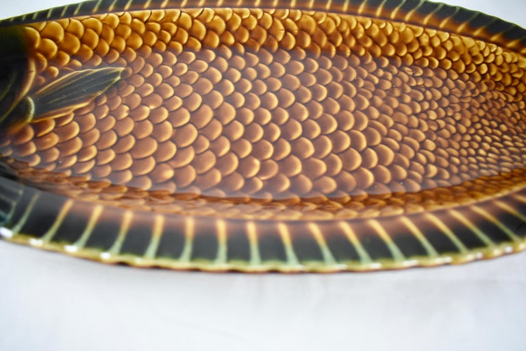 Sarreguemines Mid-Century Era French Faïence Majolica Whole Fish Serving Platter In Excellent Condition For Sale In Philadelphia, PA