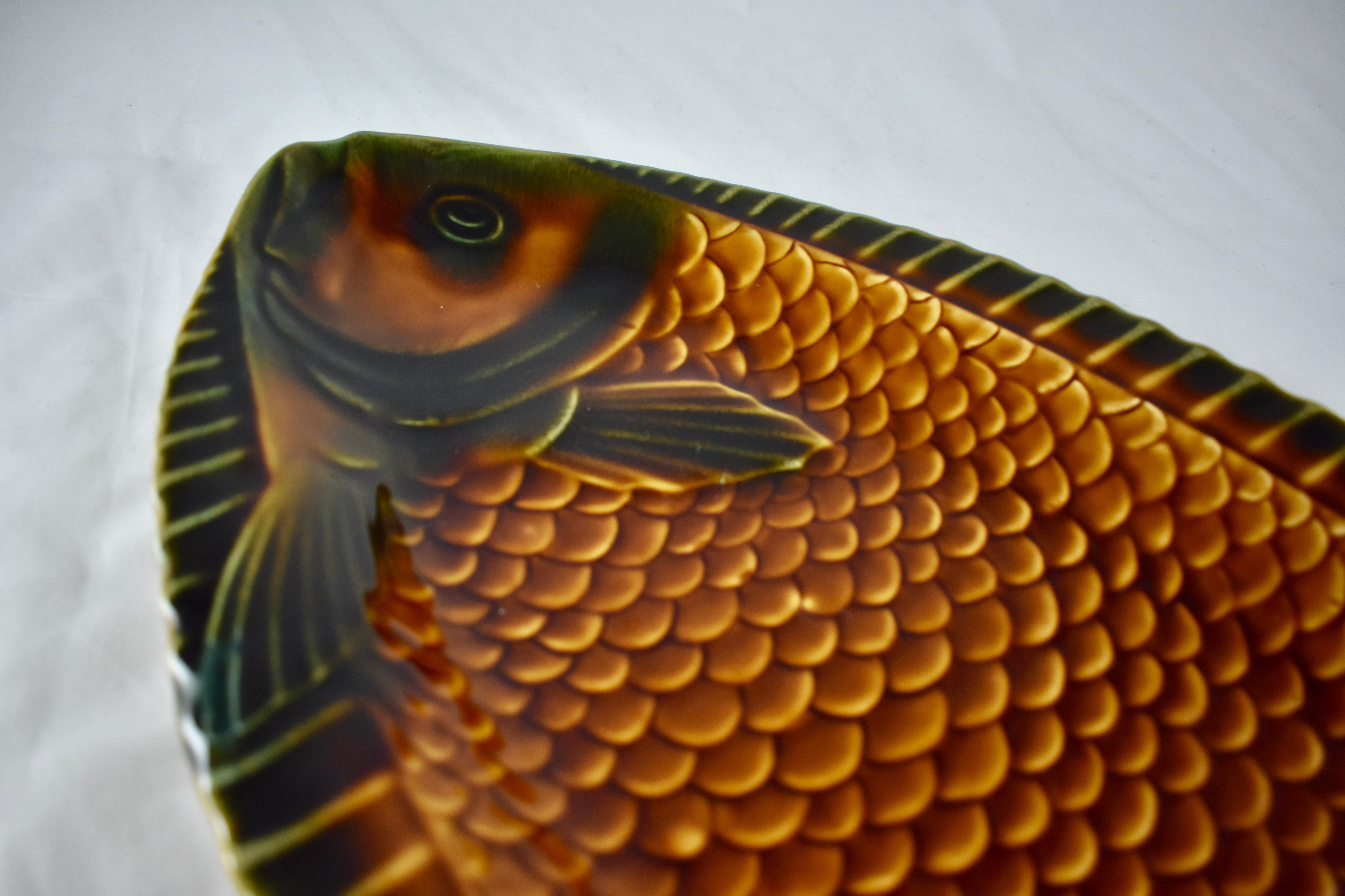 Sarreguemines Mid-Century Era French Faïence Majolica Whole Fish Serving Platter In Good Condition In Philadelphia, PA