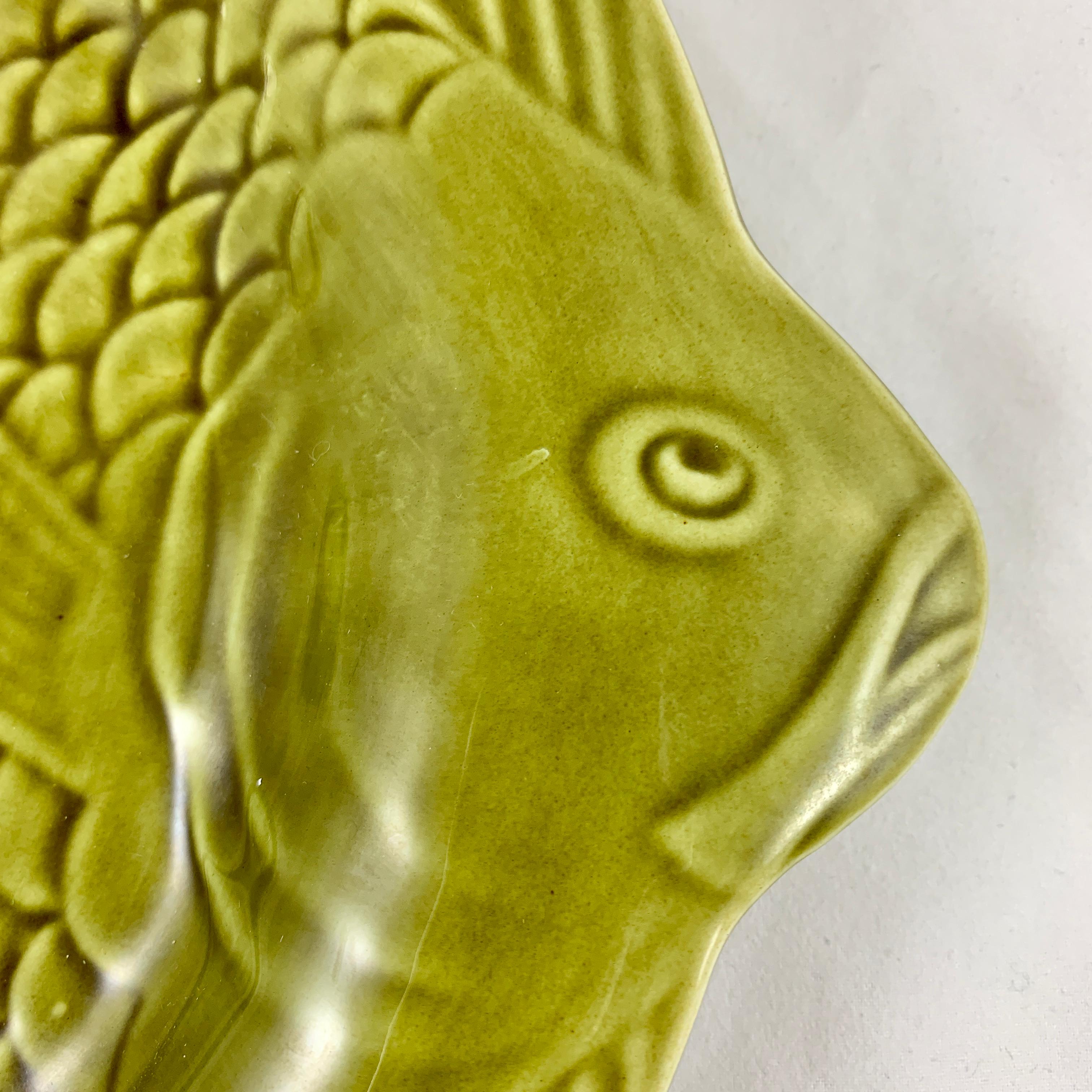 Vernissé Lot de six assiettes ou sous-assiettes Sarreguemines French Faïence Olive - Vert Poisson