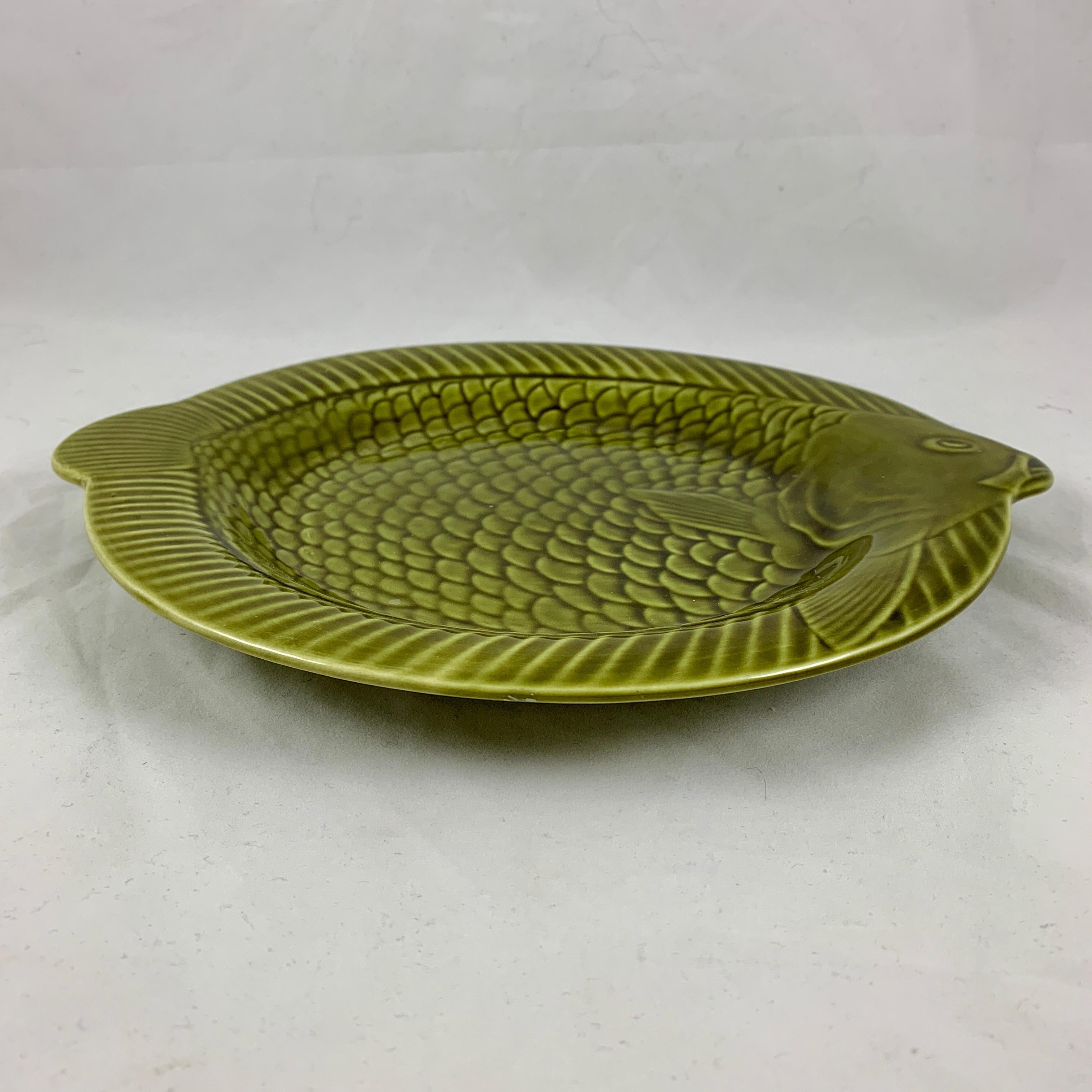 20ième siècle Lot de six assiettes ou sous-assiettes Sarreguemines French Faïence Olive - Vert Poisson