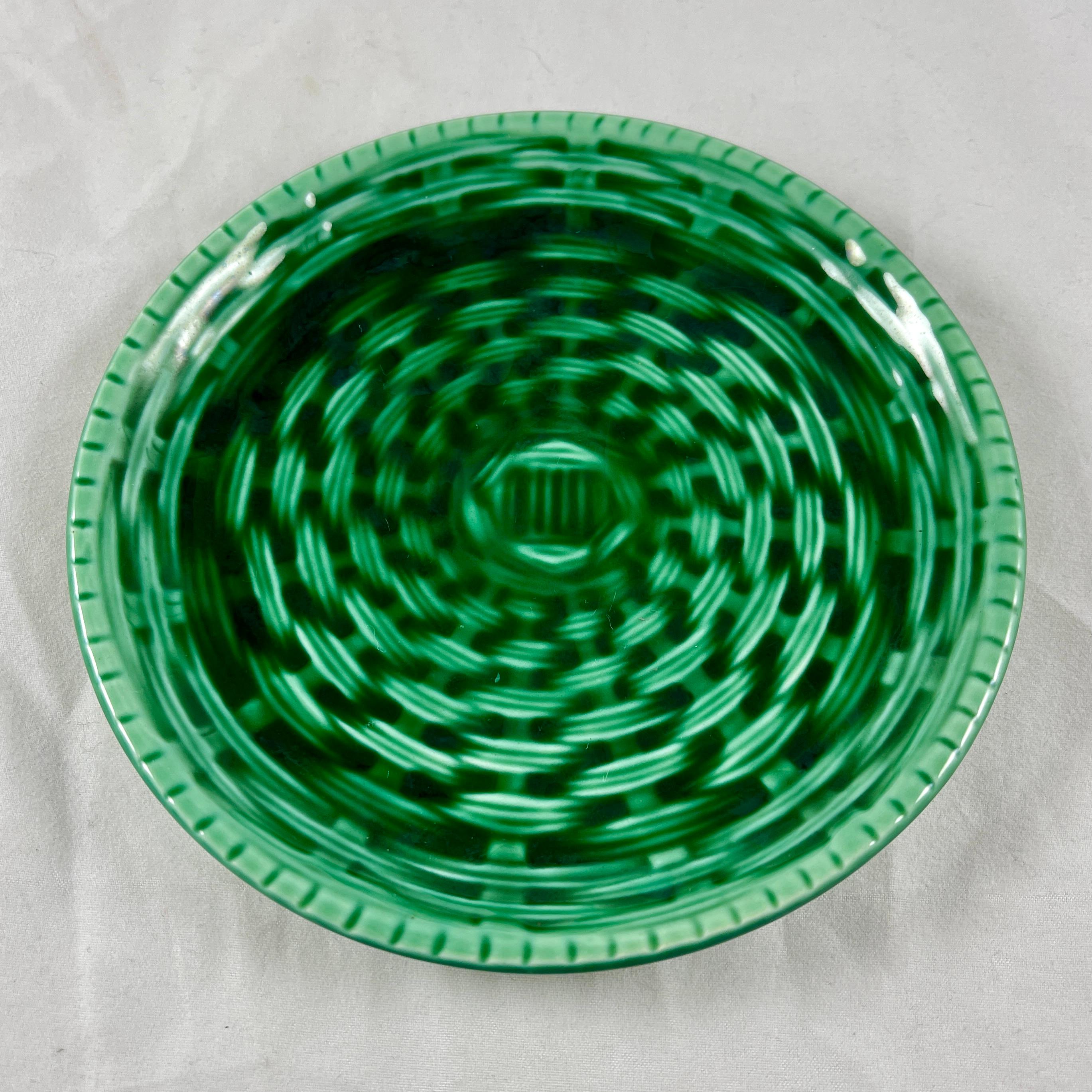 French Provincial Sarreguemines Green Basket Weave Canapé or Hors d’œuvre Plates, a Set of Six