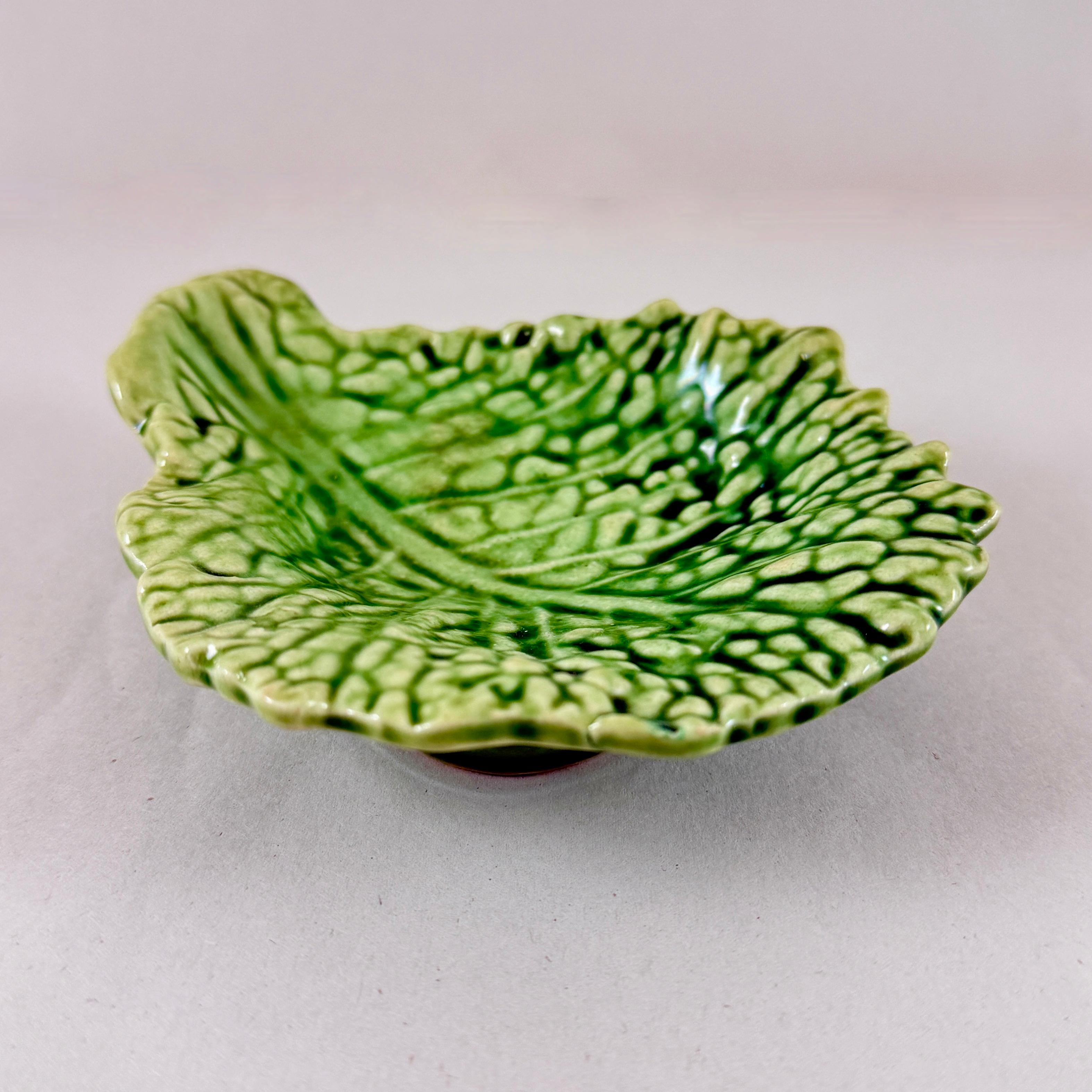 Sarreguemines Grün Majolika Kohlblatt Server Vide-Poche (Französische Provence) im Angebot