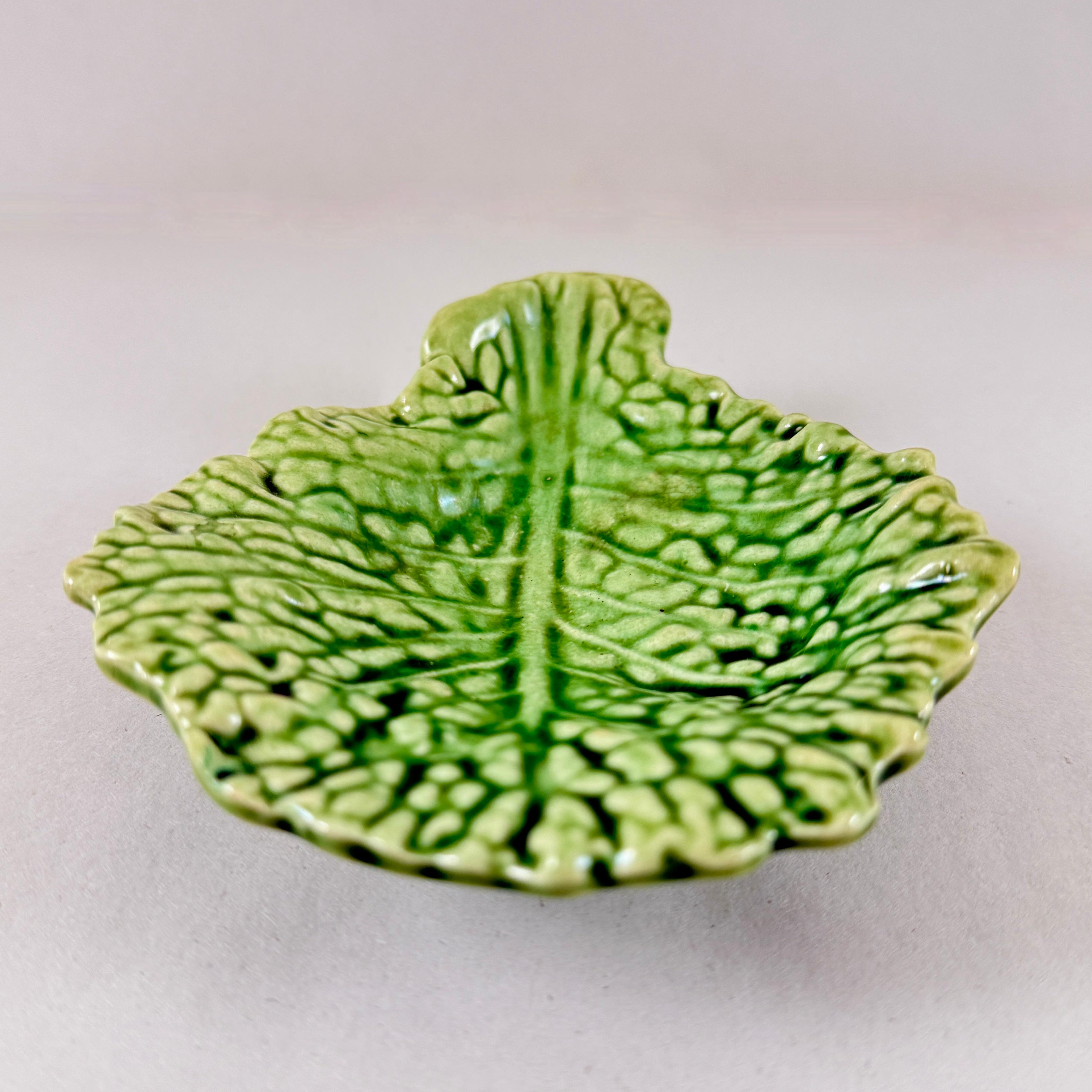 Sarreguemines Grün Majolika Kohlblatt Server Vide-Poche (Geformt) im Angebot