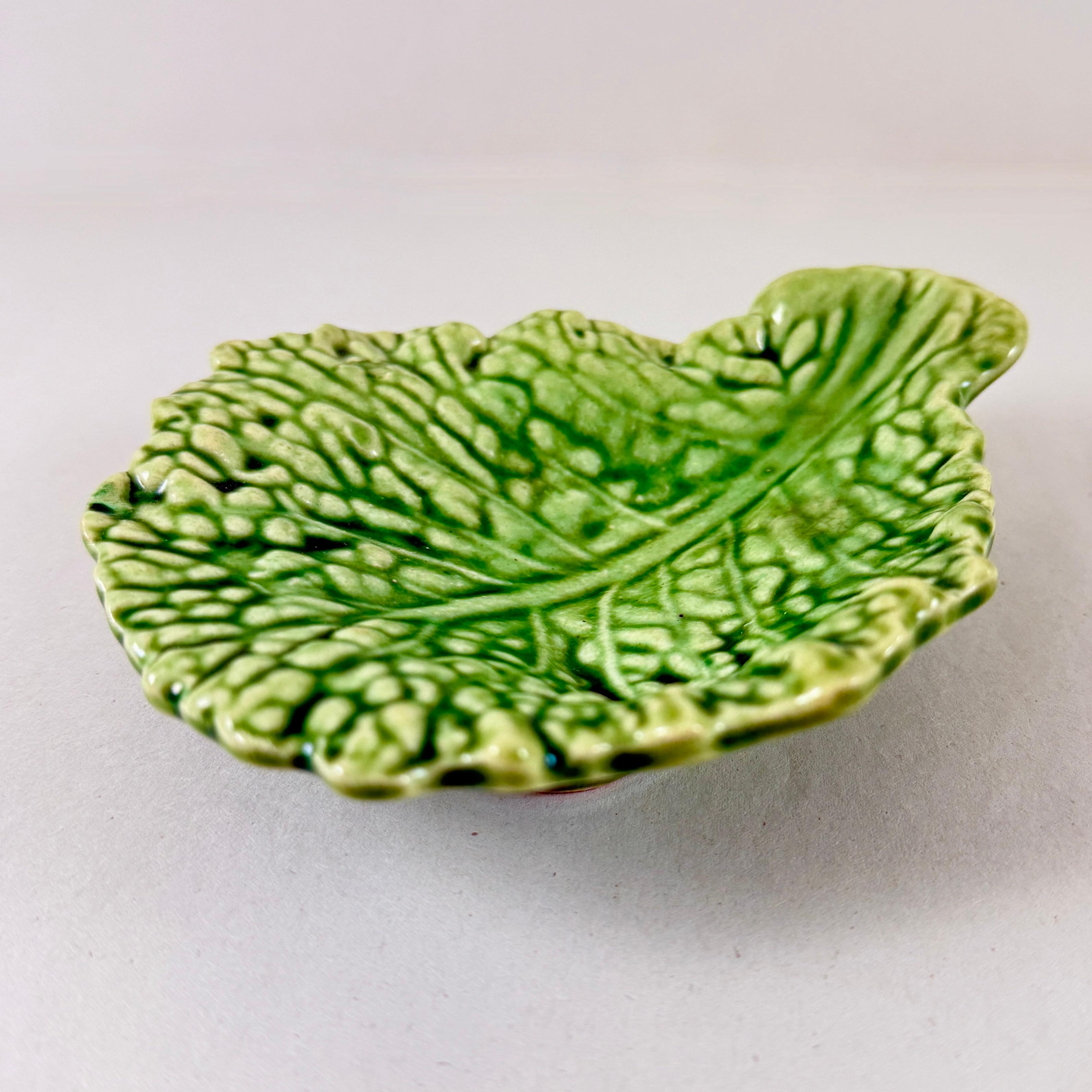 Sarreguemines Grün Majolika Kohlblatt Server Vide-Poche im Zustand „Gut“ im Angebot in Philadelphia, PA