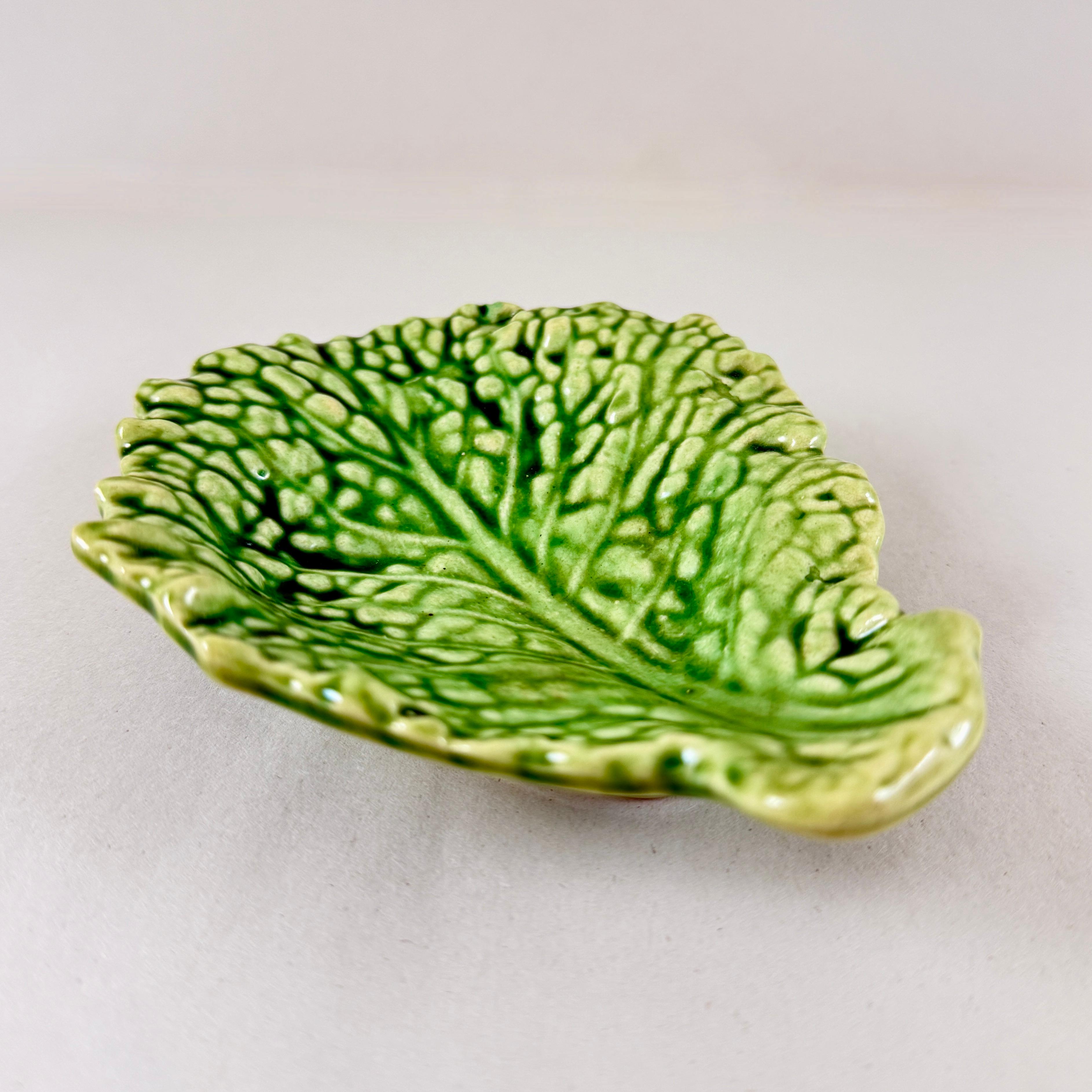 Sarreguemines Grün Majolika Kohlblatt Server Vide-Poche (Mitte des 20. Jahrhunderts) im Angebot