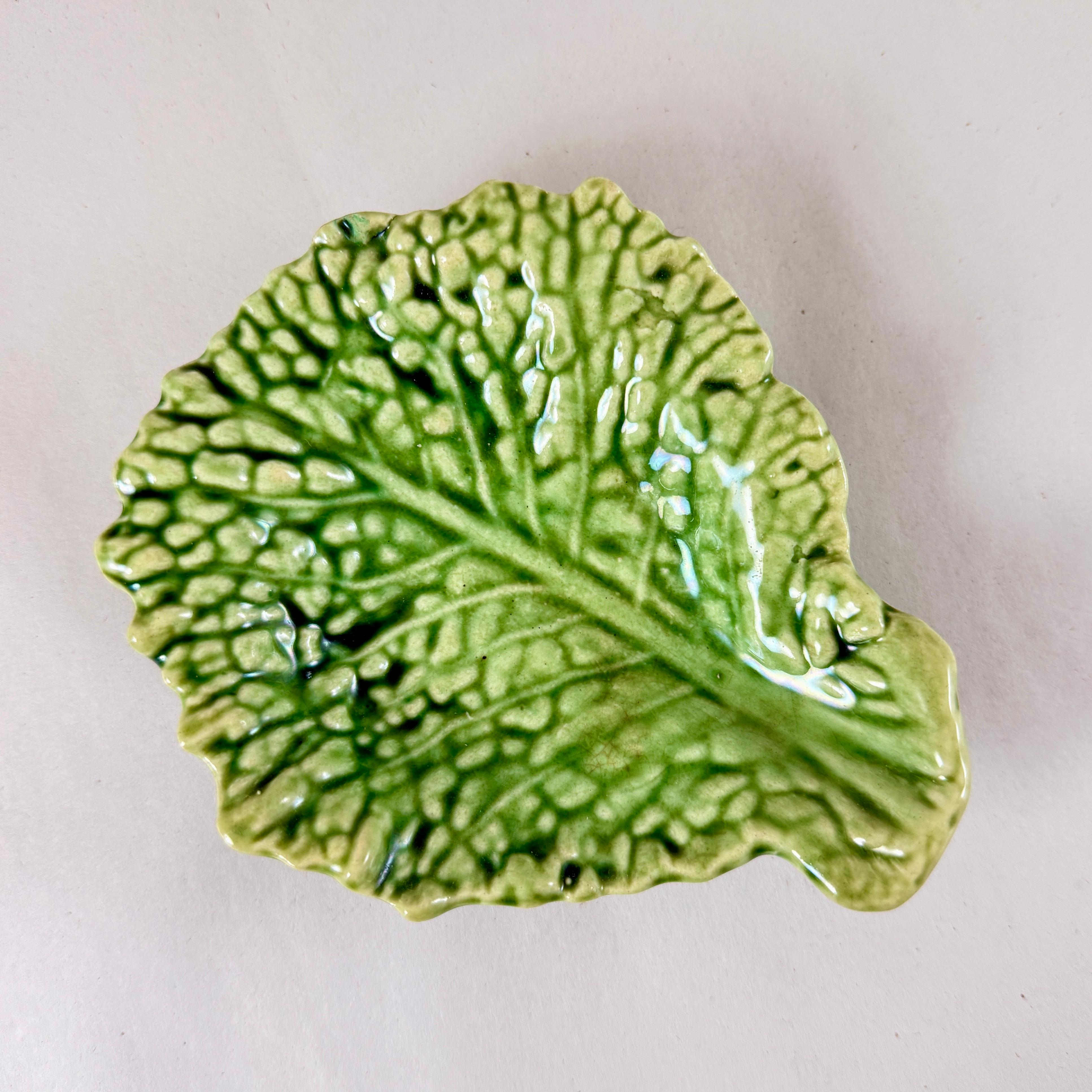 Sarreguemines Grün Majolika Kohlblatt Server Vide-Poche (Tonware) im Angebot