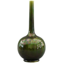 Vase bouteille en majolique émaillée verte lustrée de Sarreguemines:: 19ème siècle