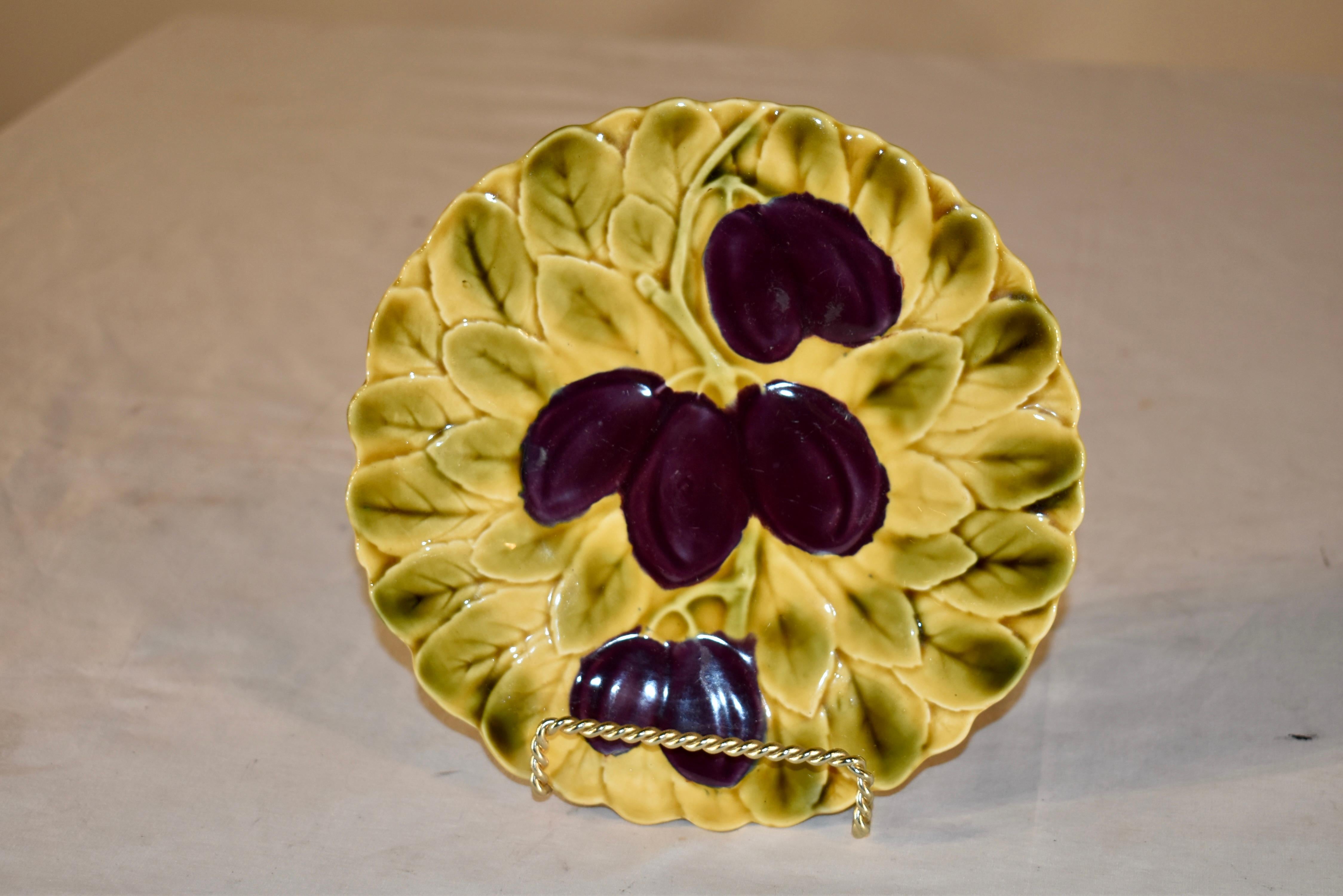 Sarreguemines Majolika-Pflaumenteller, um 1920 (Französisch) im Angebot