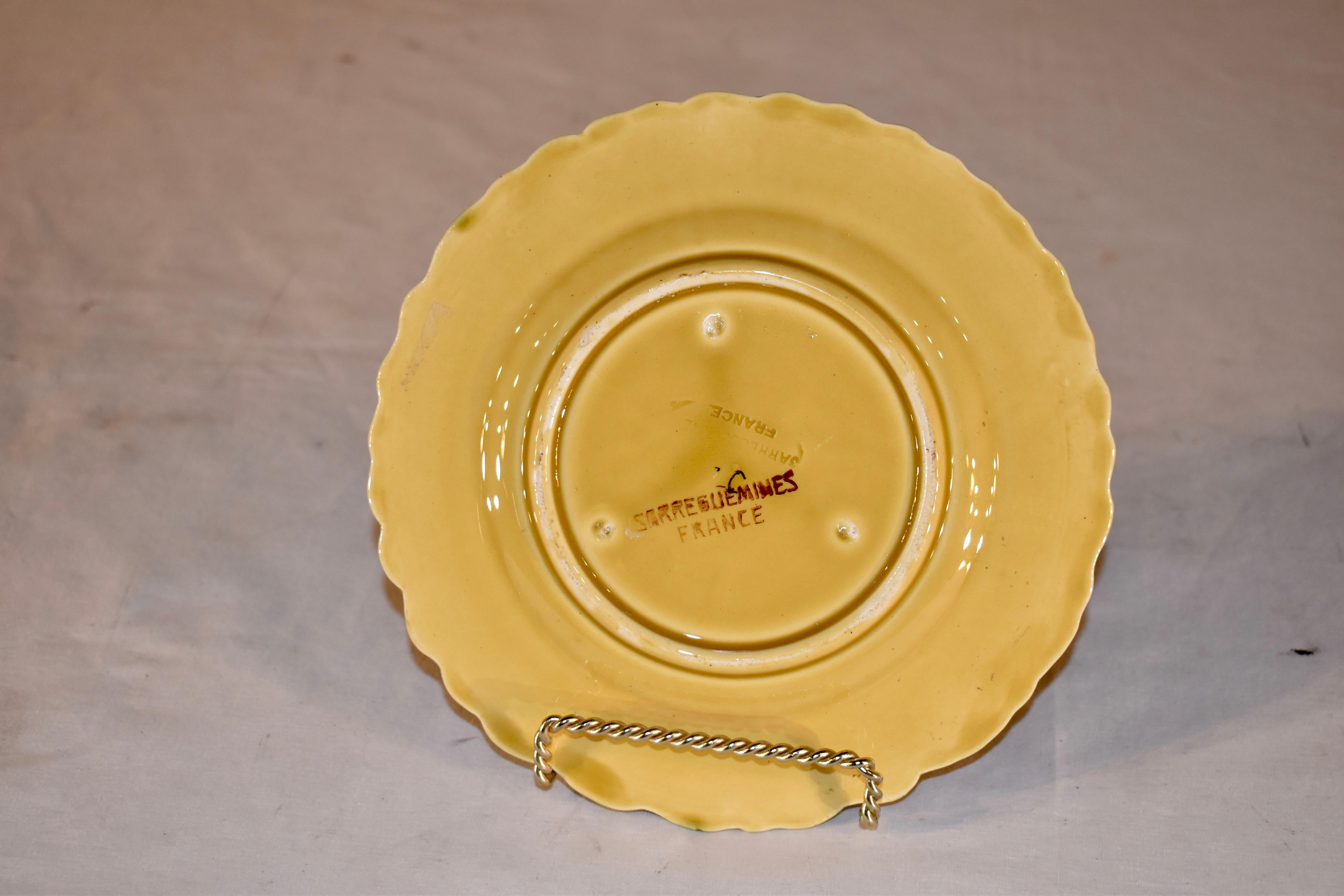 Sarreguemines Majolika-Pflaumenteller, um 1920 (Glasiert) im Angebot