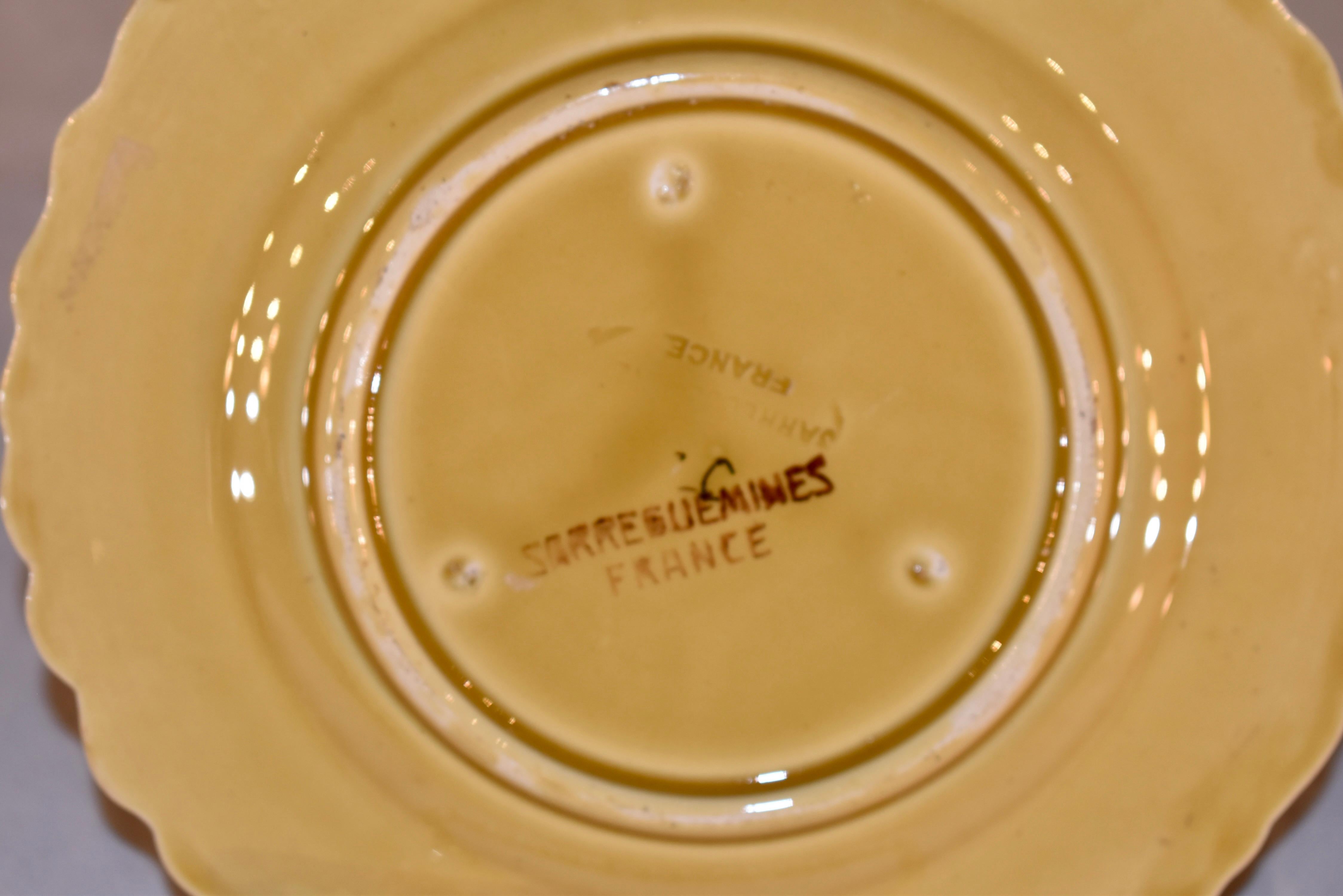 Sarreguemines Majolika-Pflaumenteller, um 1920 im Zustand „Gut“ im Angebot in High Point, NC