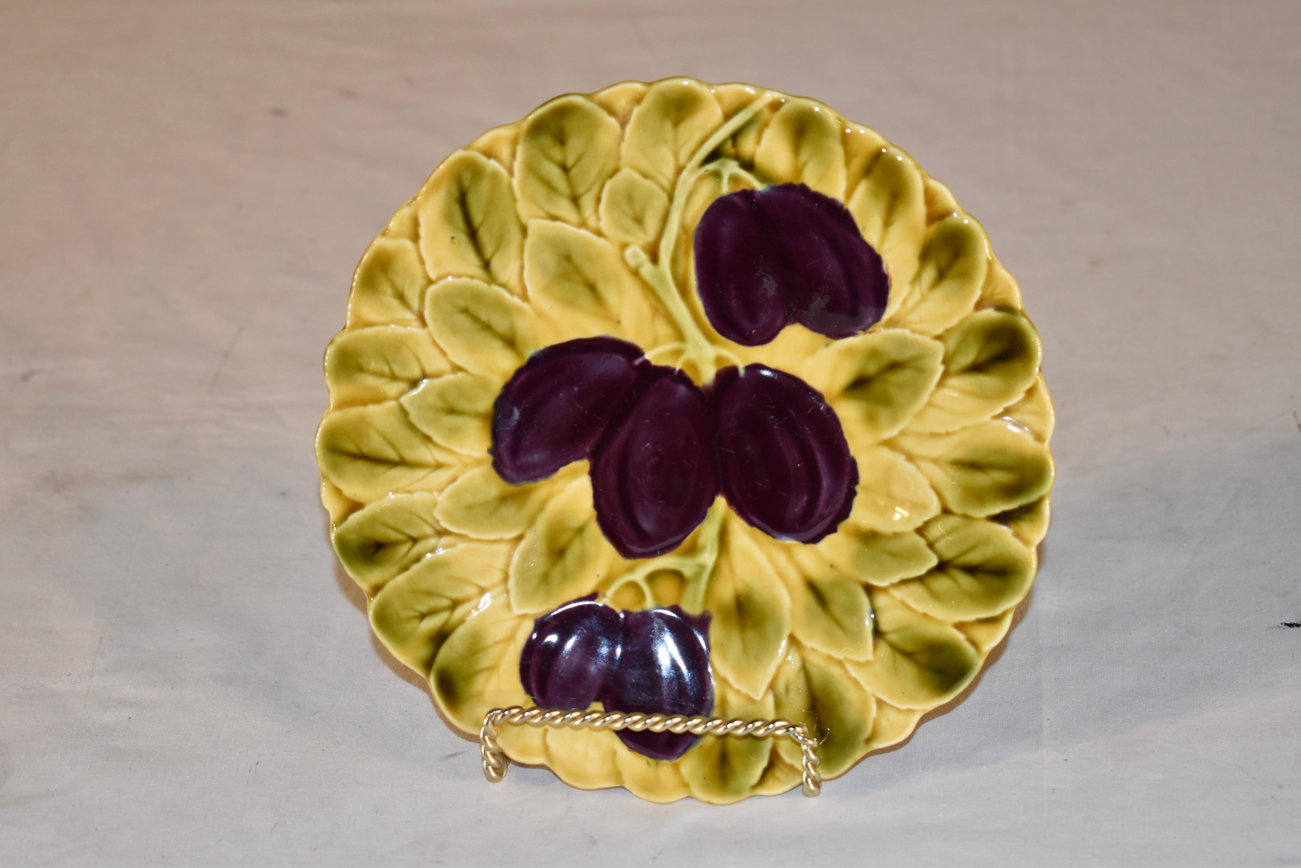 Sarreguemines Majolika-Pflaumenteller, um 1920 (Frühes 20. Jahrhundert) im Angebot