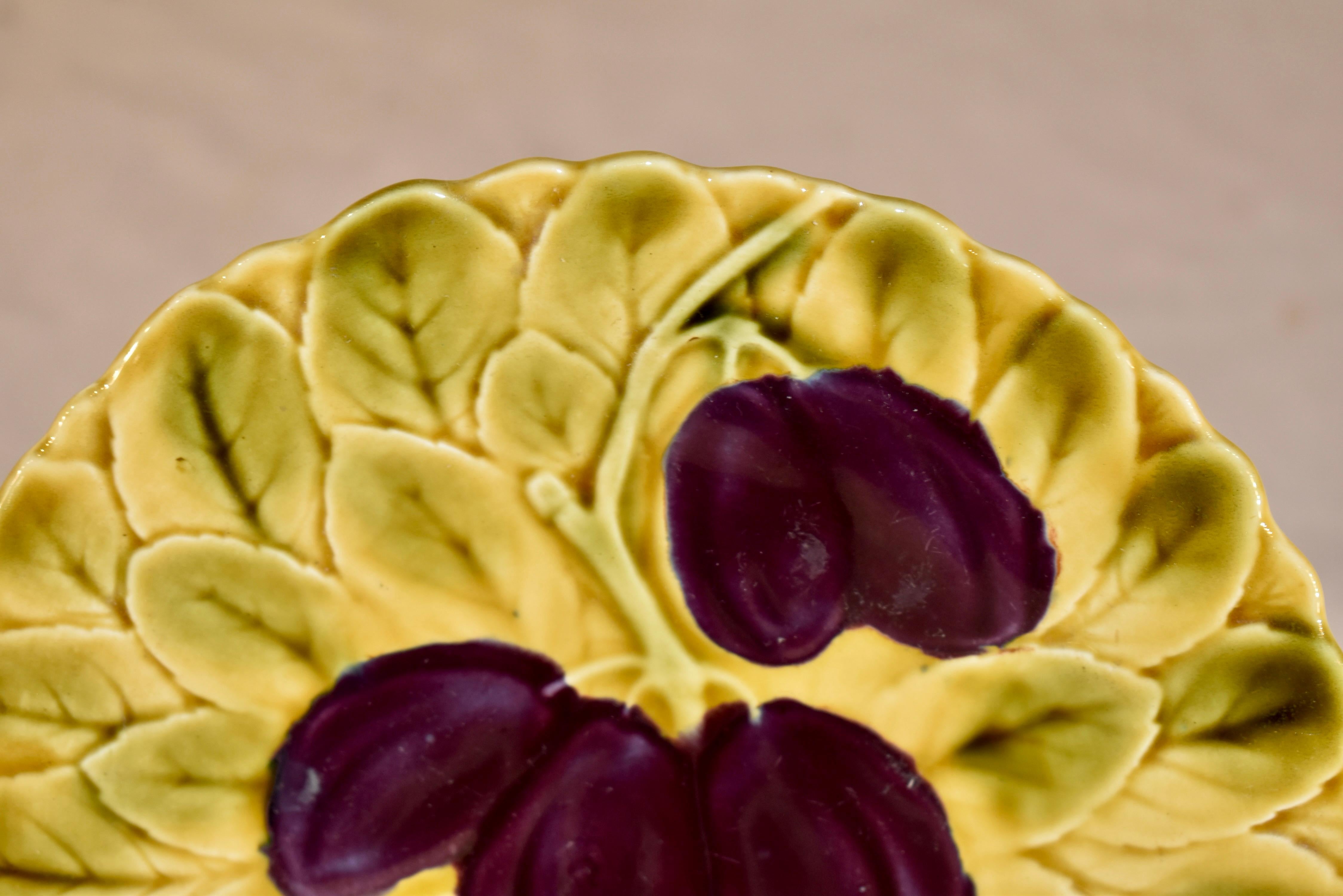 Sarreguemines Majolika-Pflaumenteller, um 1920 (Keramik) im Angebot