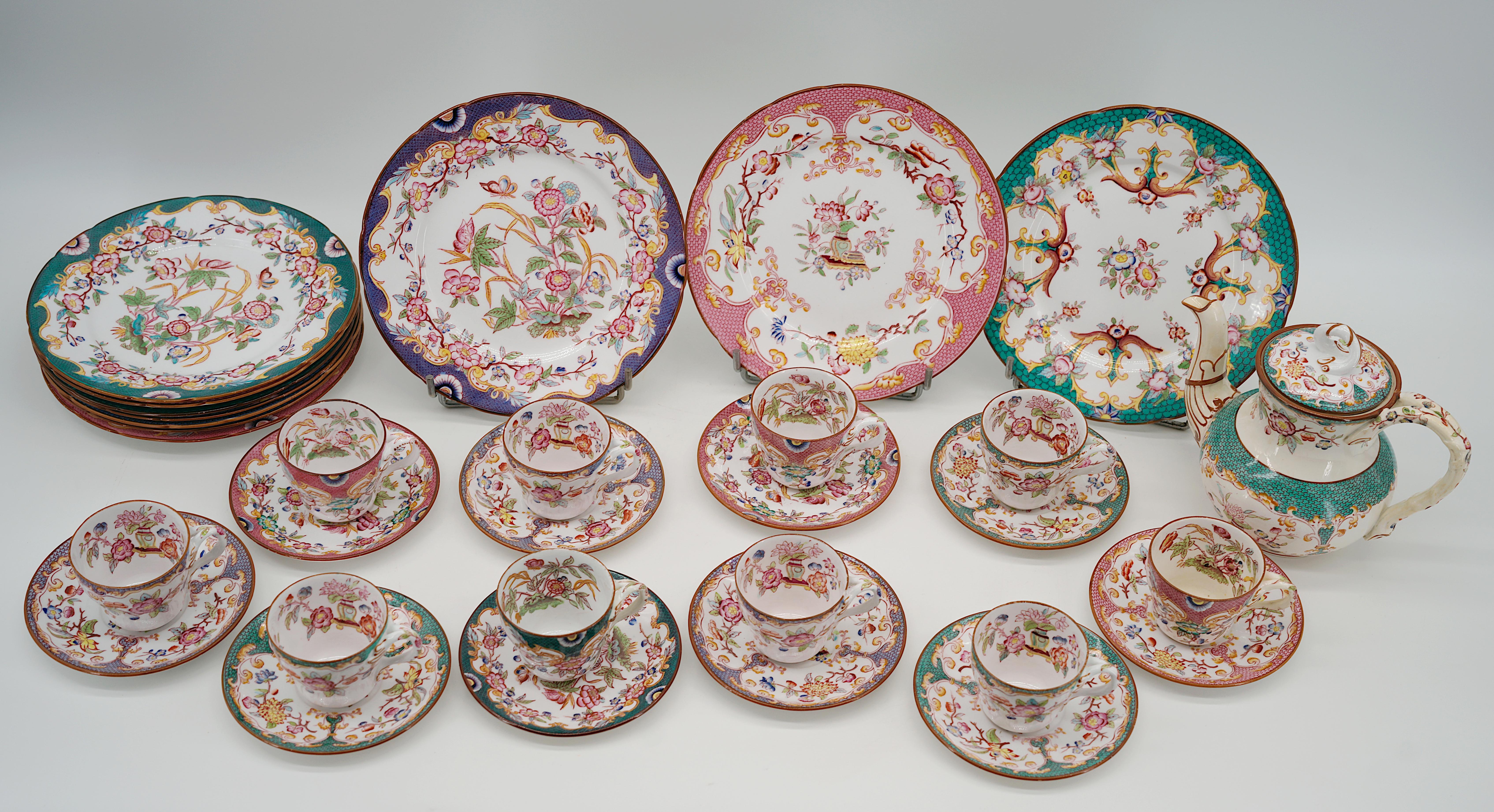 Dieses wunderschöne Tee- und Kaffeeset mit Minton-Muster von Sarreguemines versprüht den Charme und die Eleganz der französischen Keramikkunst des späten 19. Jahrhunderts. Das Ende des 19. Jahrhunderts in Frankreich hergestellte Set trägt den