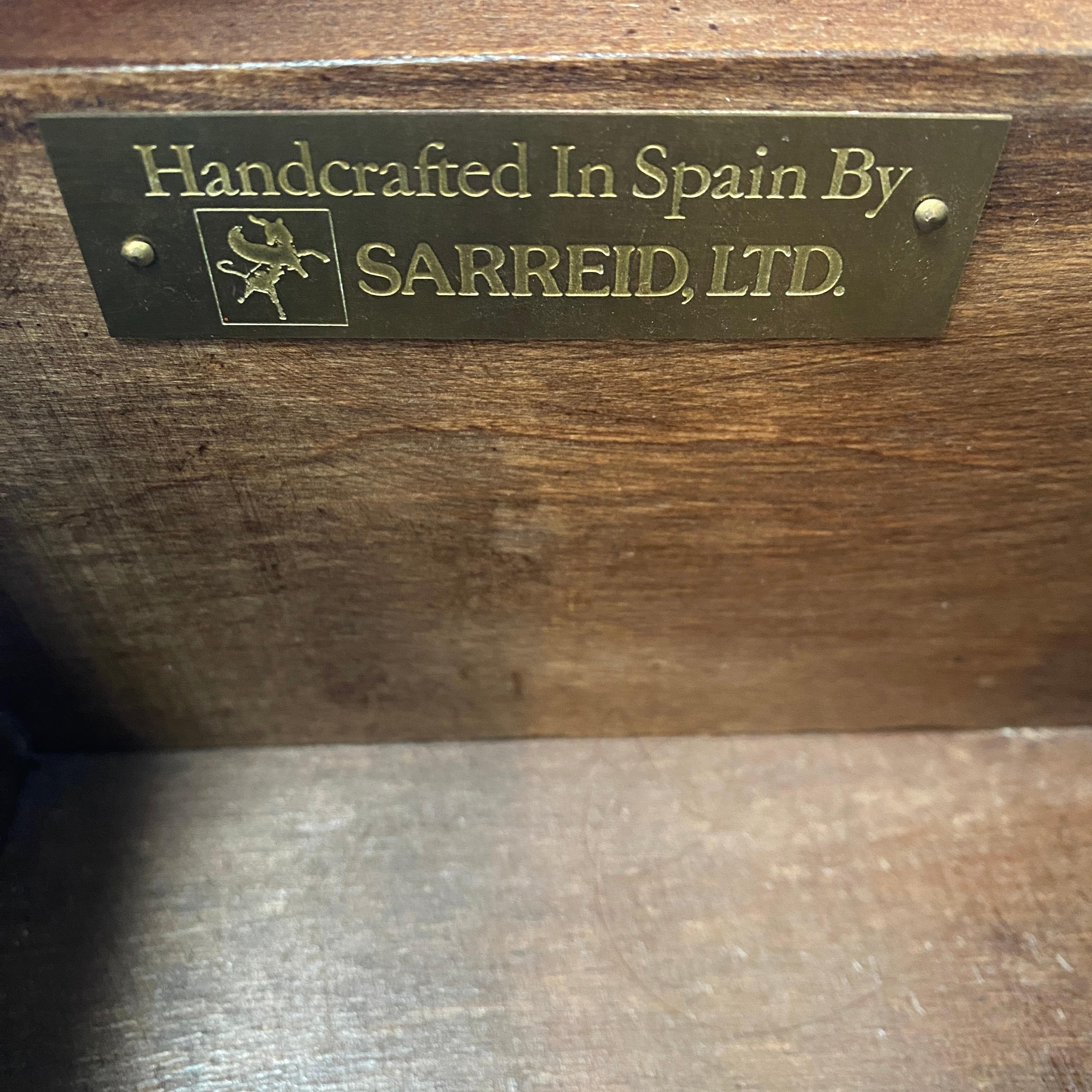 Baúl de campaña de latón Sarreid de Sarreid Ltd. Español