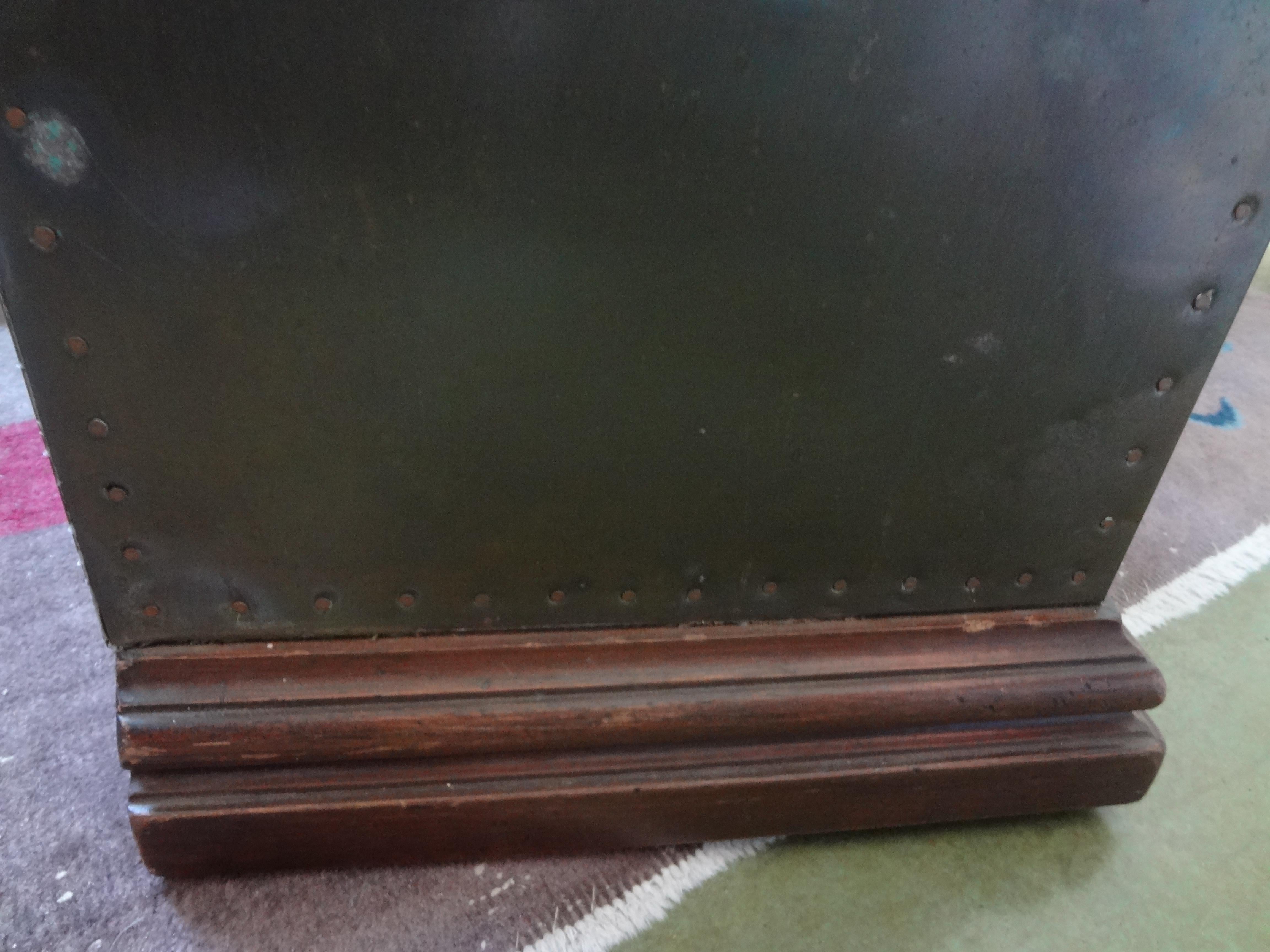 Armario de pedestal Sarreid de latón con detalle de cabeza de clavo en venta 4