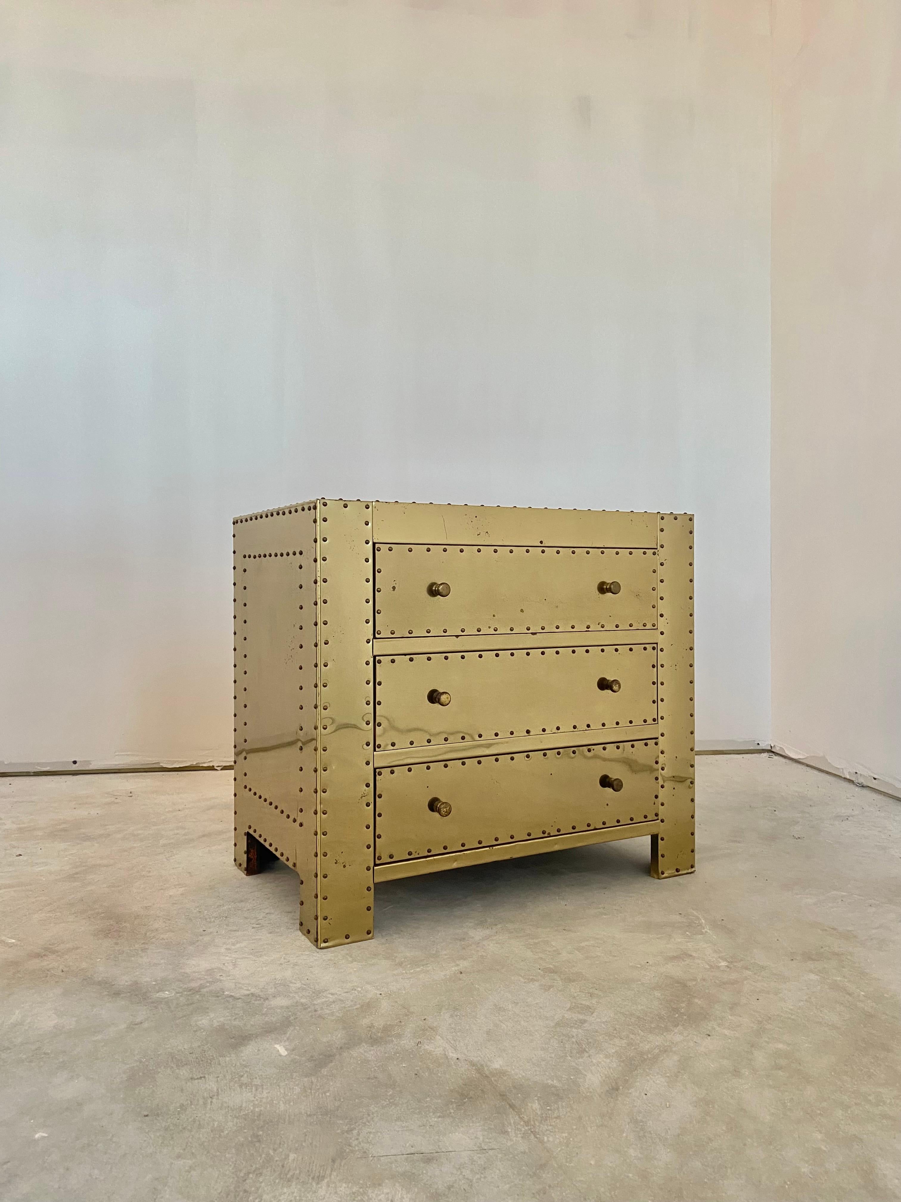 Sarreid Commode à trois tiroirs en laiton en vente 2