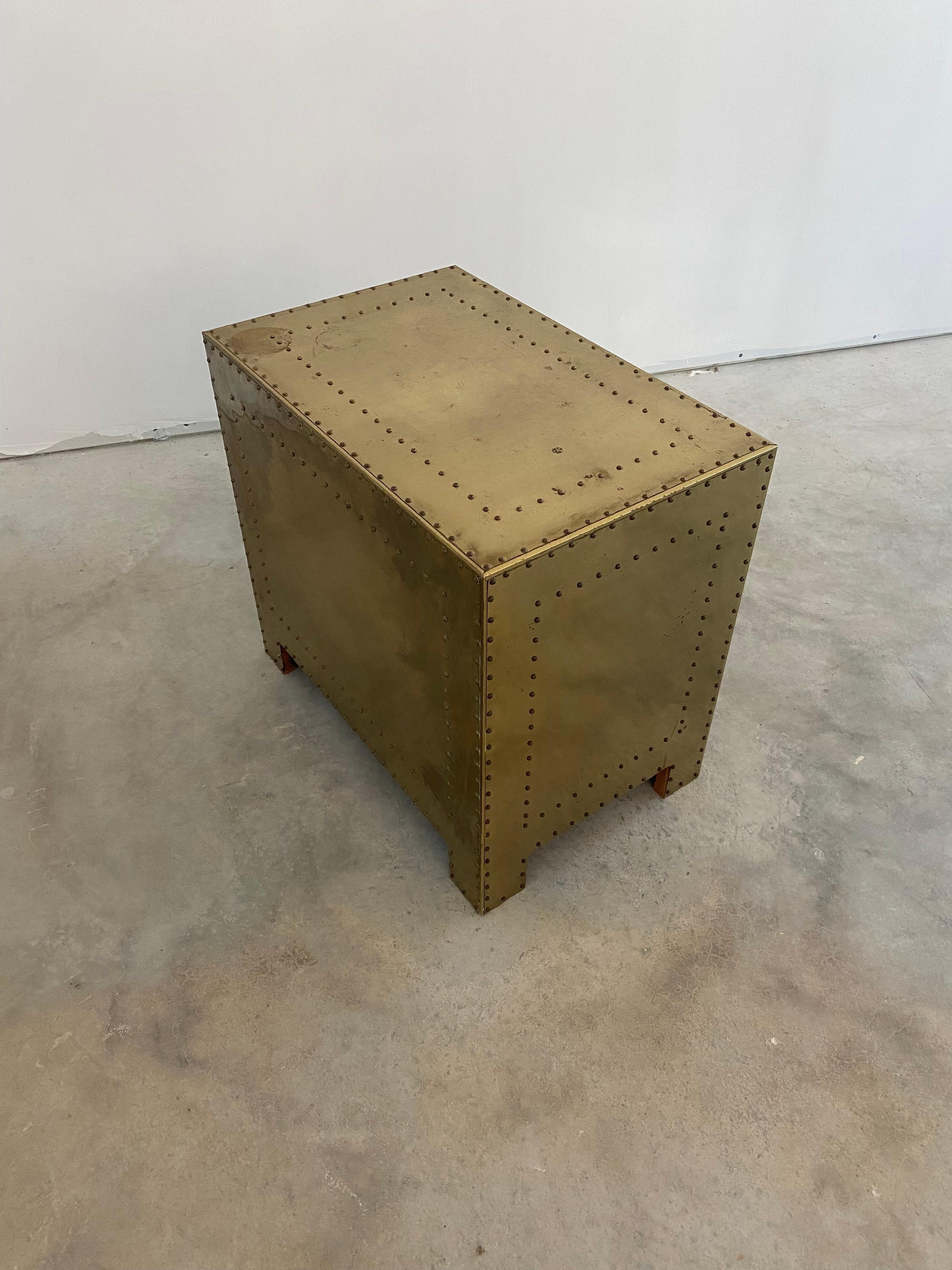 Sarreid Commode à trois tiroirs en laiton en vente 7