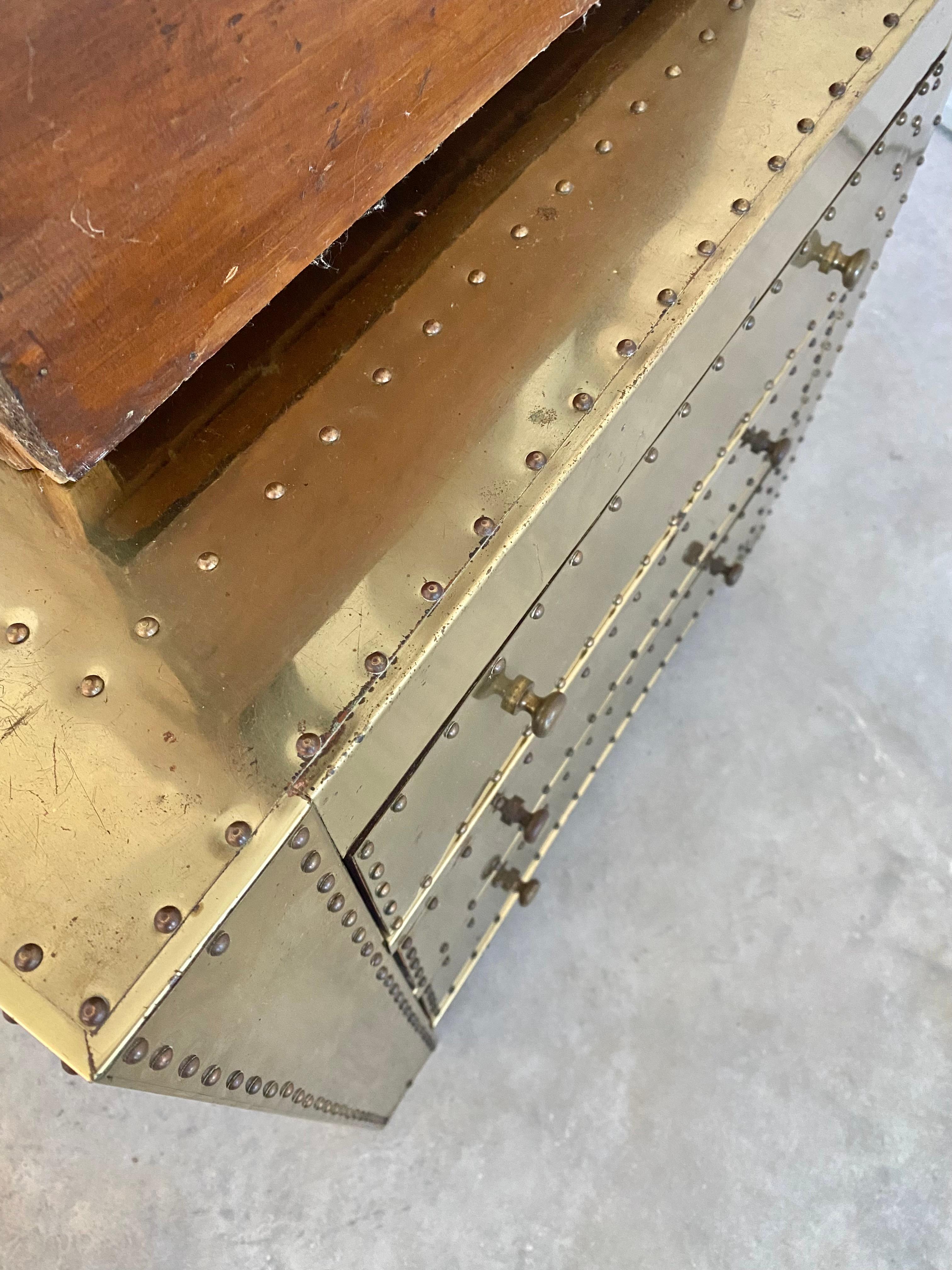 Sarreid Commode à trois tiroirs en laiton en vente 11