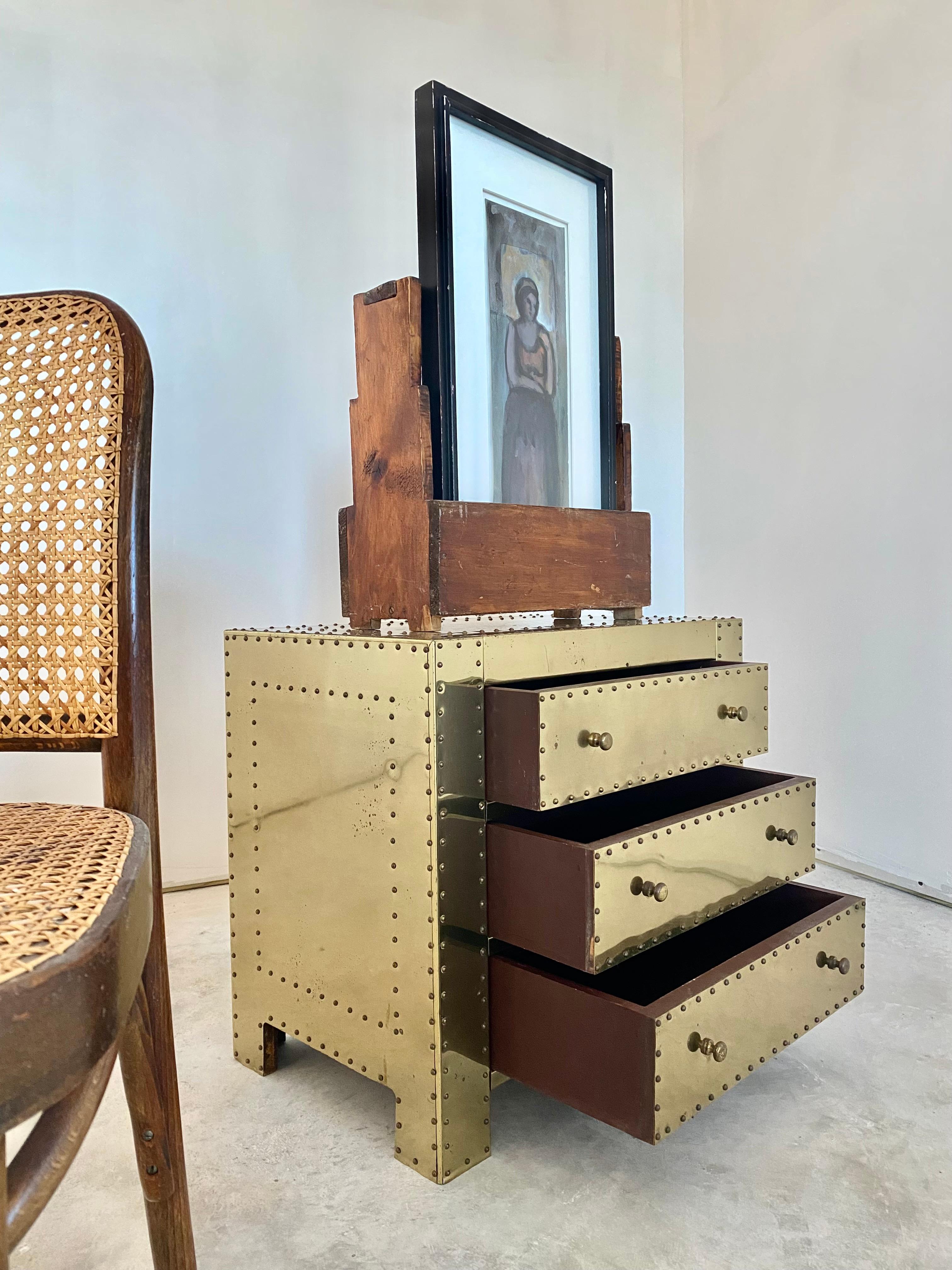 Sarreid Commode à trois tiroirs en laiton Bon état - En vente à Round Top, TX