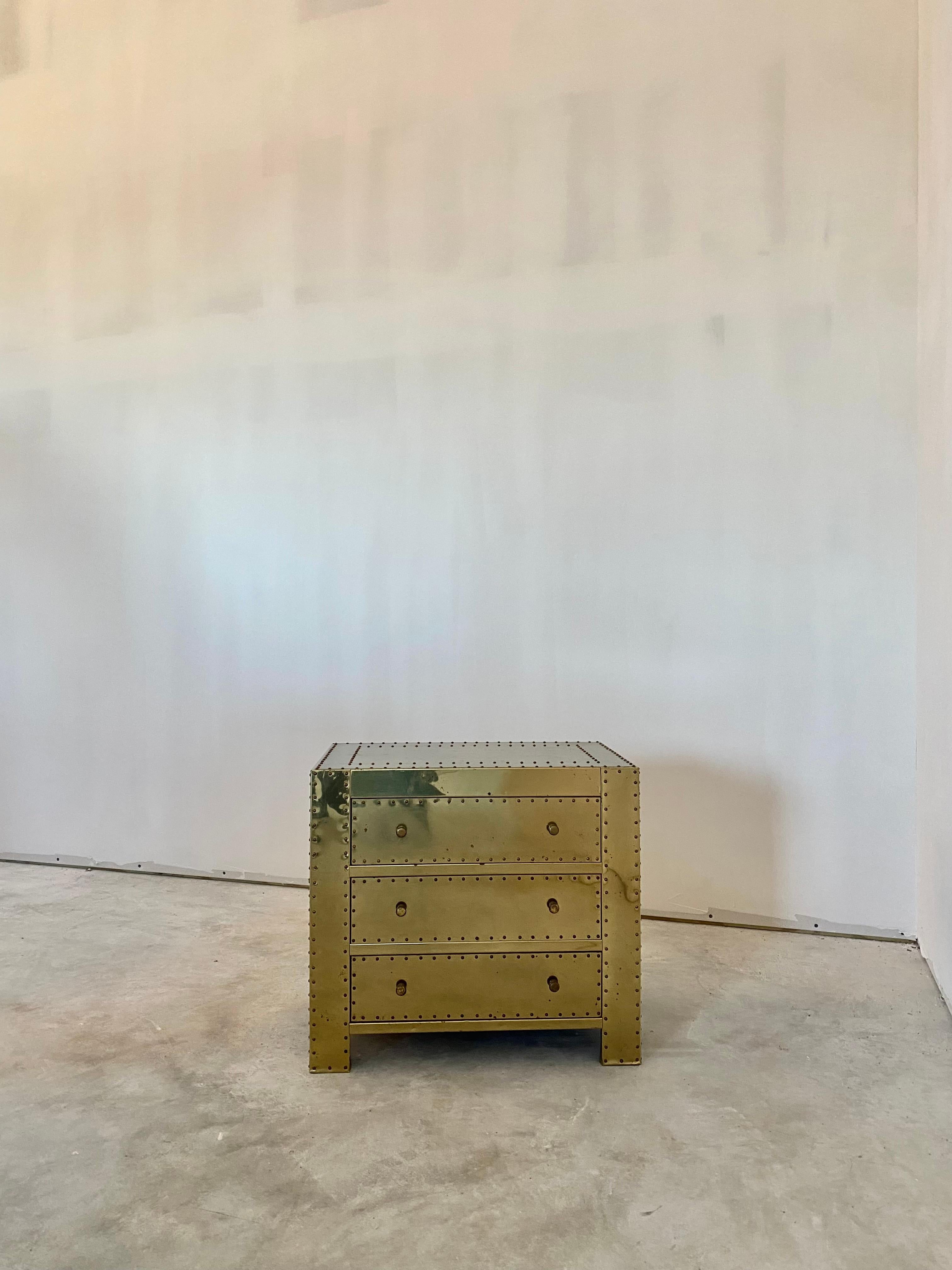 Laiton Sarreid Commode à trois tiroirs en laiton en vente