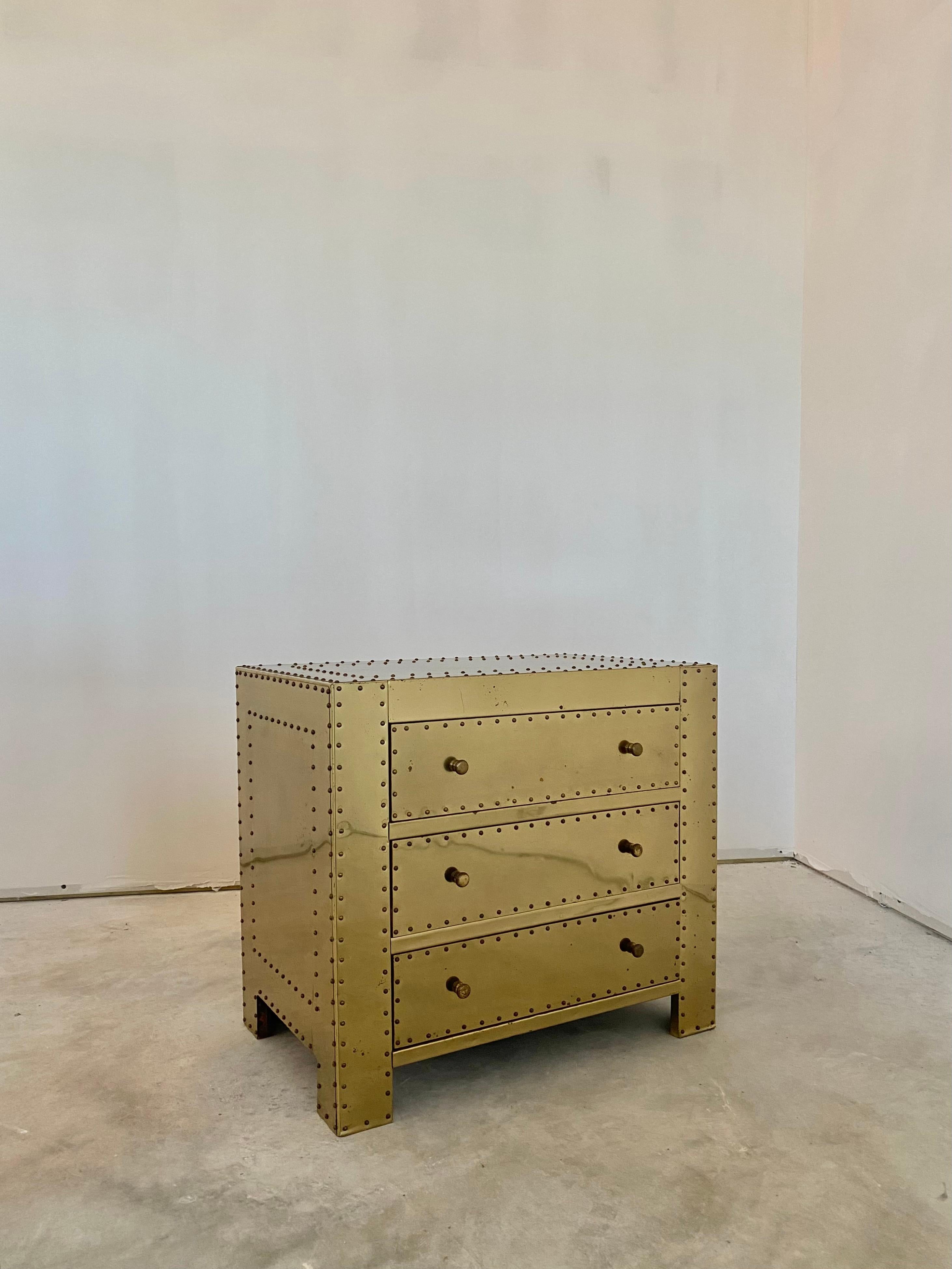 Sarreid Commode à trois tiroirs en laiton en vente 1