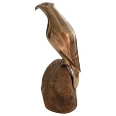 Halcón de bronce de Sarreid posado en una roca