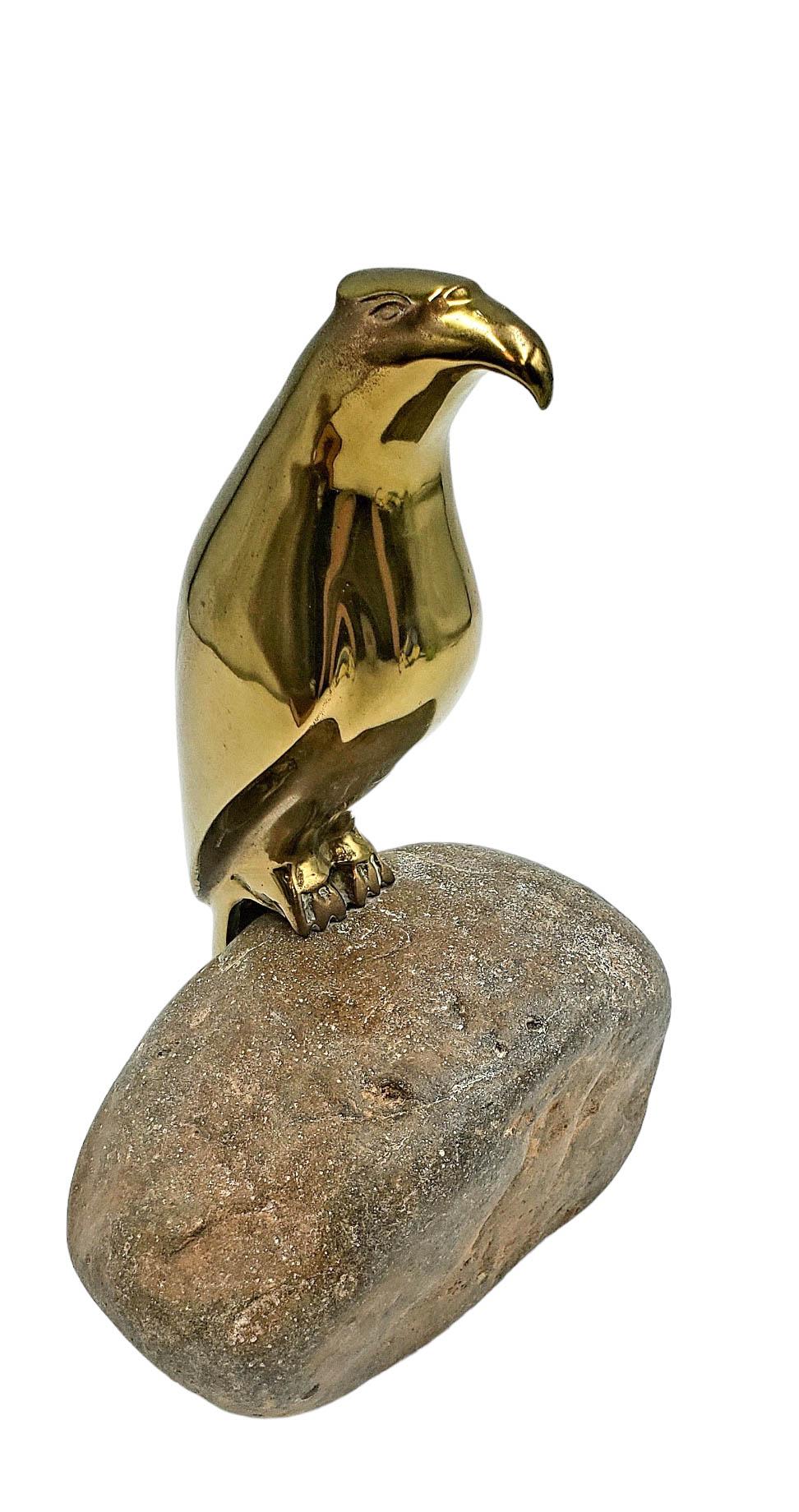 Espagnol Sarreid Sculpture de faucon en laiton sur socle en pierre en vente
