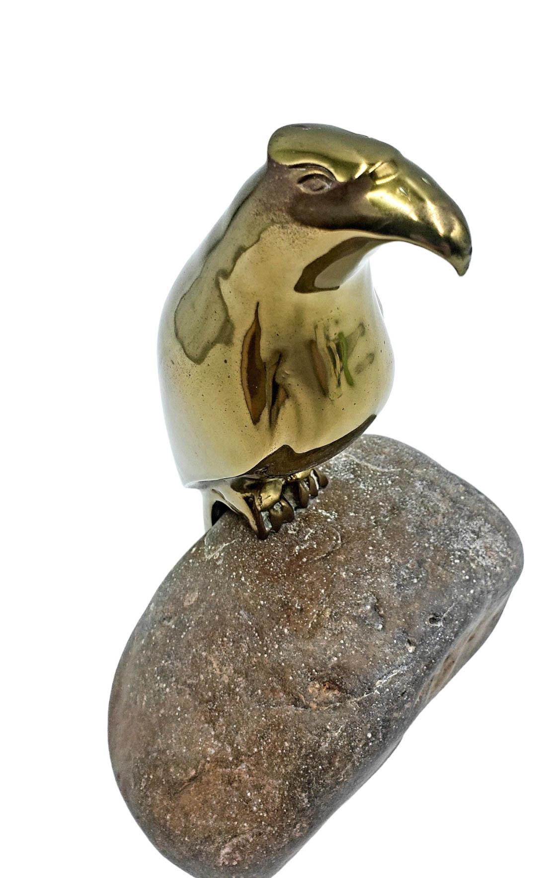 Fin du 20e siècle Sarreid Sculpture de faucon en laiton sur socle en pierre en vente