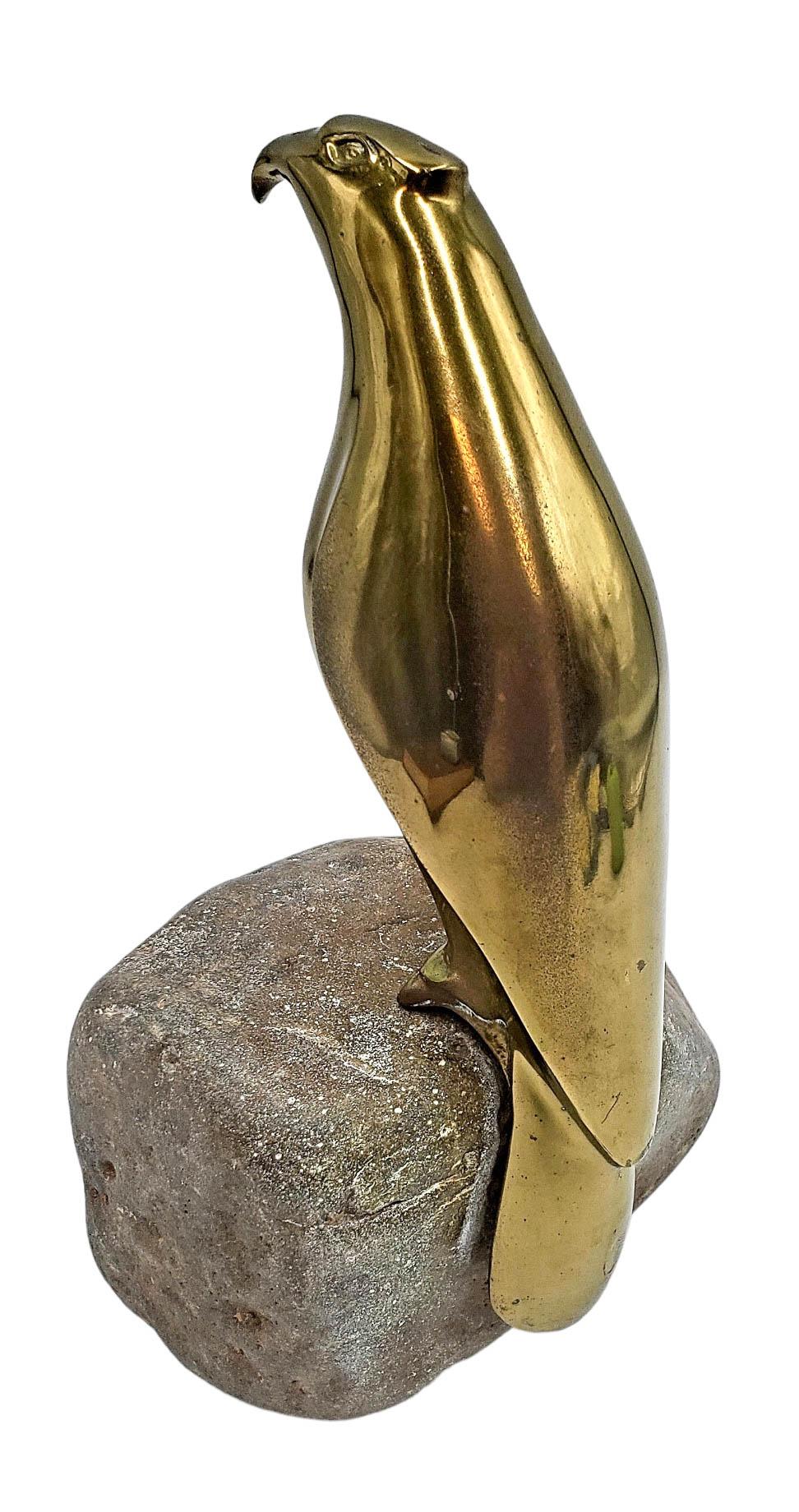 Laiton Sarreid Sculpture de faucon en laiton sur socle en pierre en vente