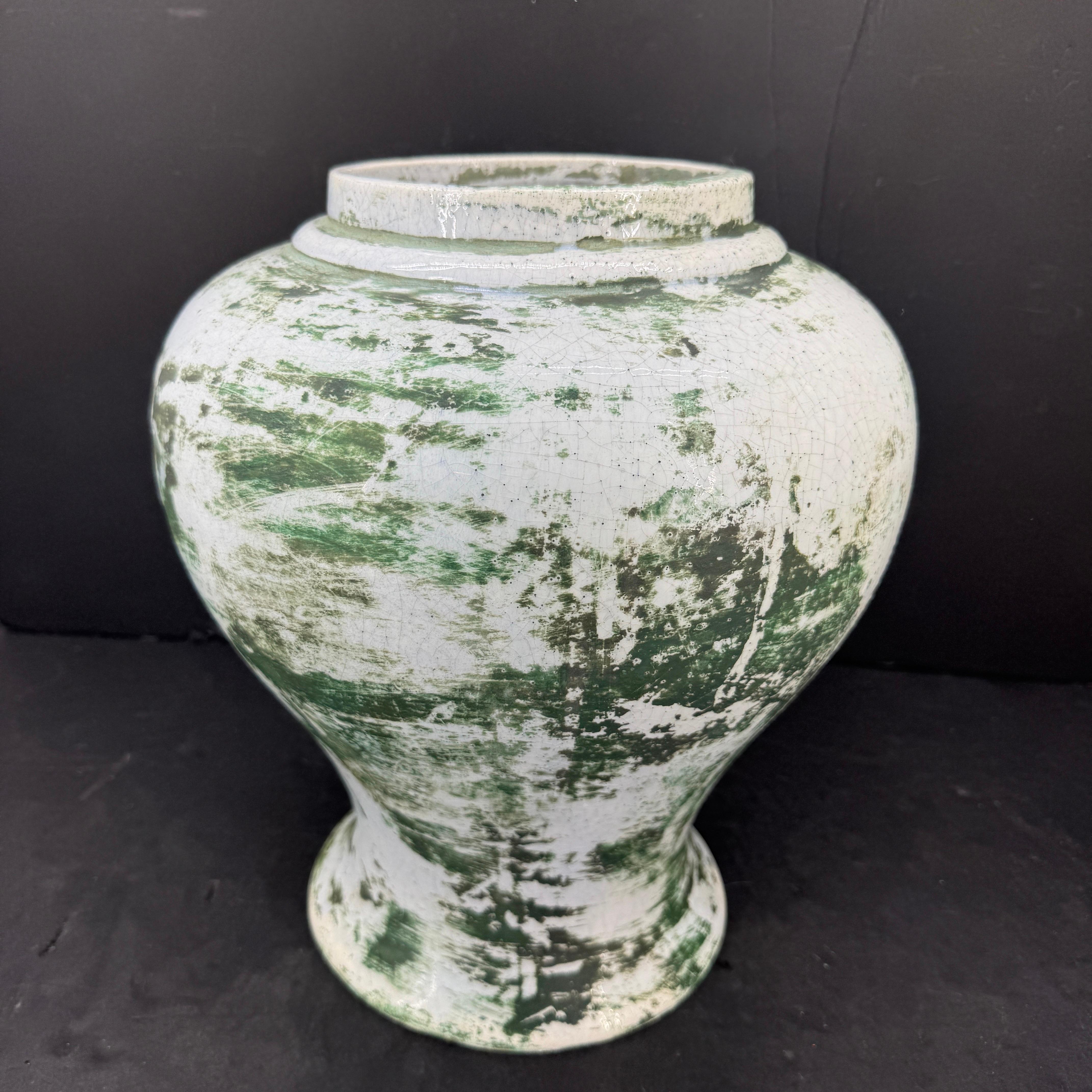 Centro de mesa urna decorativa de cerámica francesa verde blanca Sarreid en venta 2