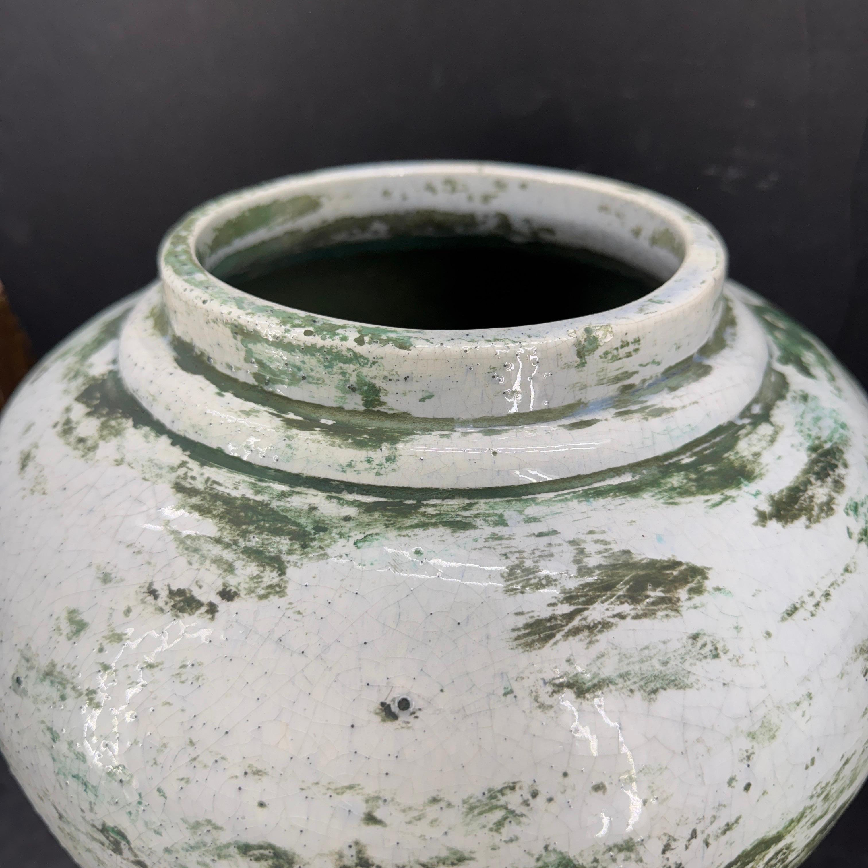 Centro de mesa urna decorativa de cerámica francesa verde blanca Sarreid en venta 3