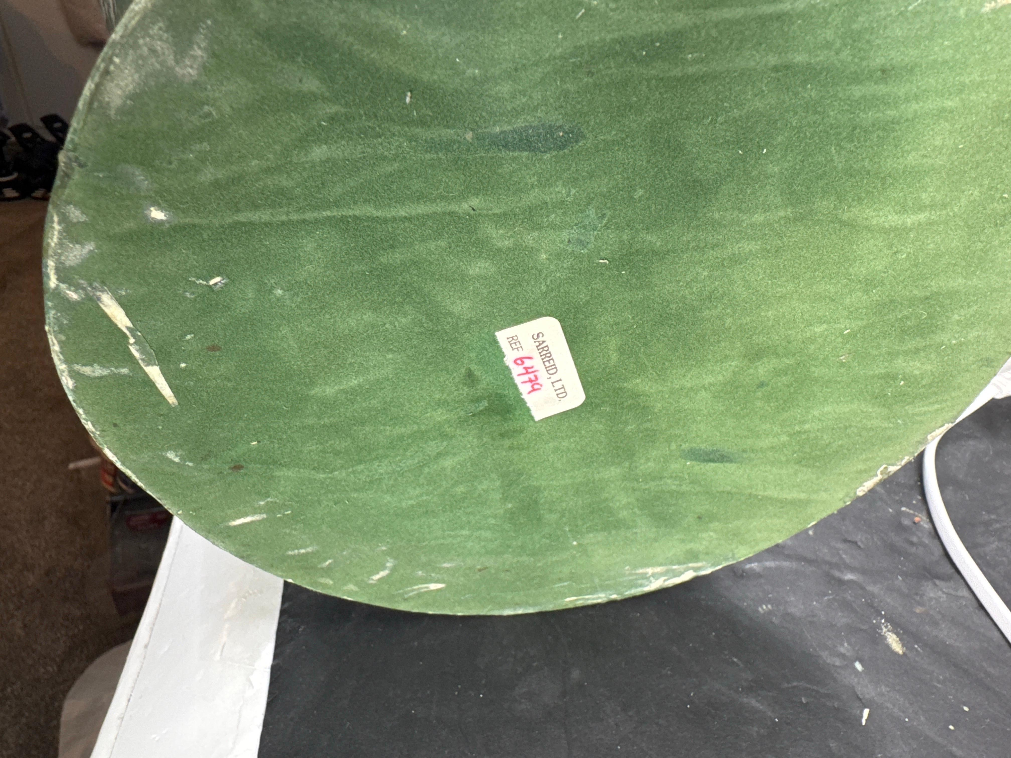 Centro de mesa urna decorativa de cerámica francesa verde blanca Sarreid en venta 4