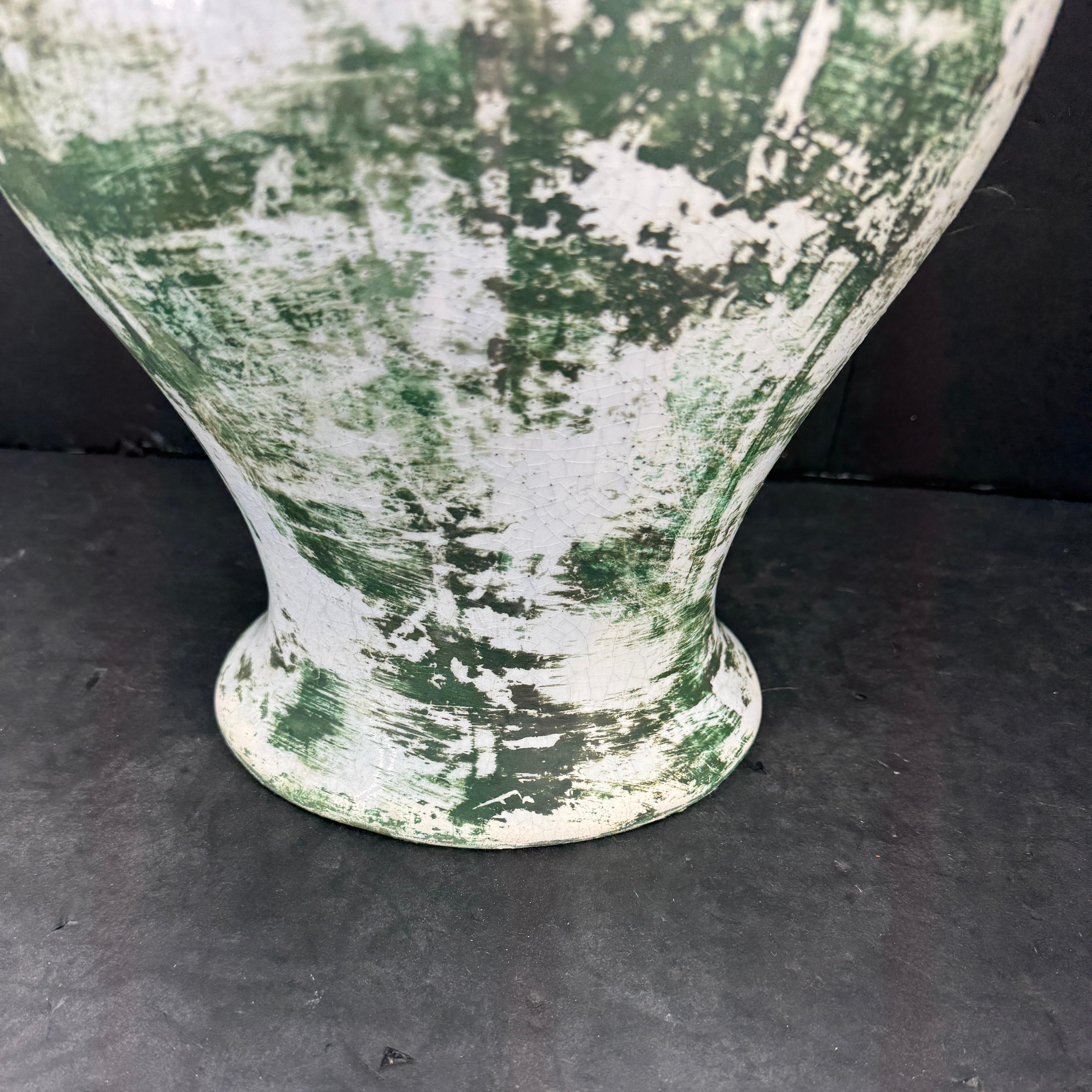 Centro de mesa urna decorativa de cerámica francesa verde blanca Sarreid en venta 5