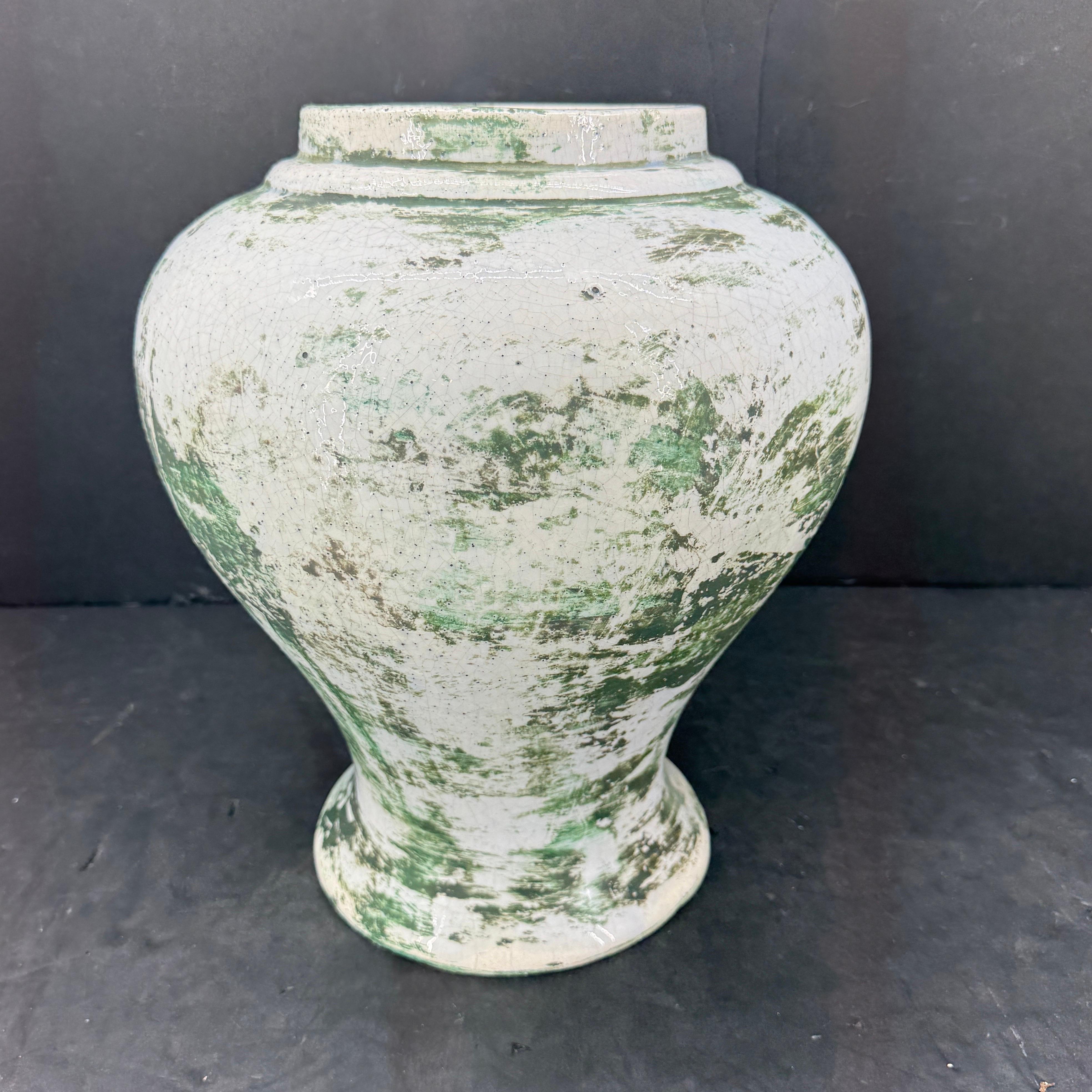 Centro de mesa urna decorativa de cerámica francesa verde blanca Sarreid en venta 6